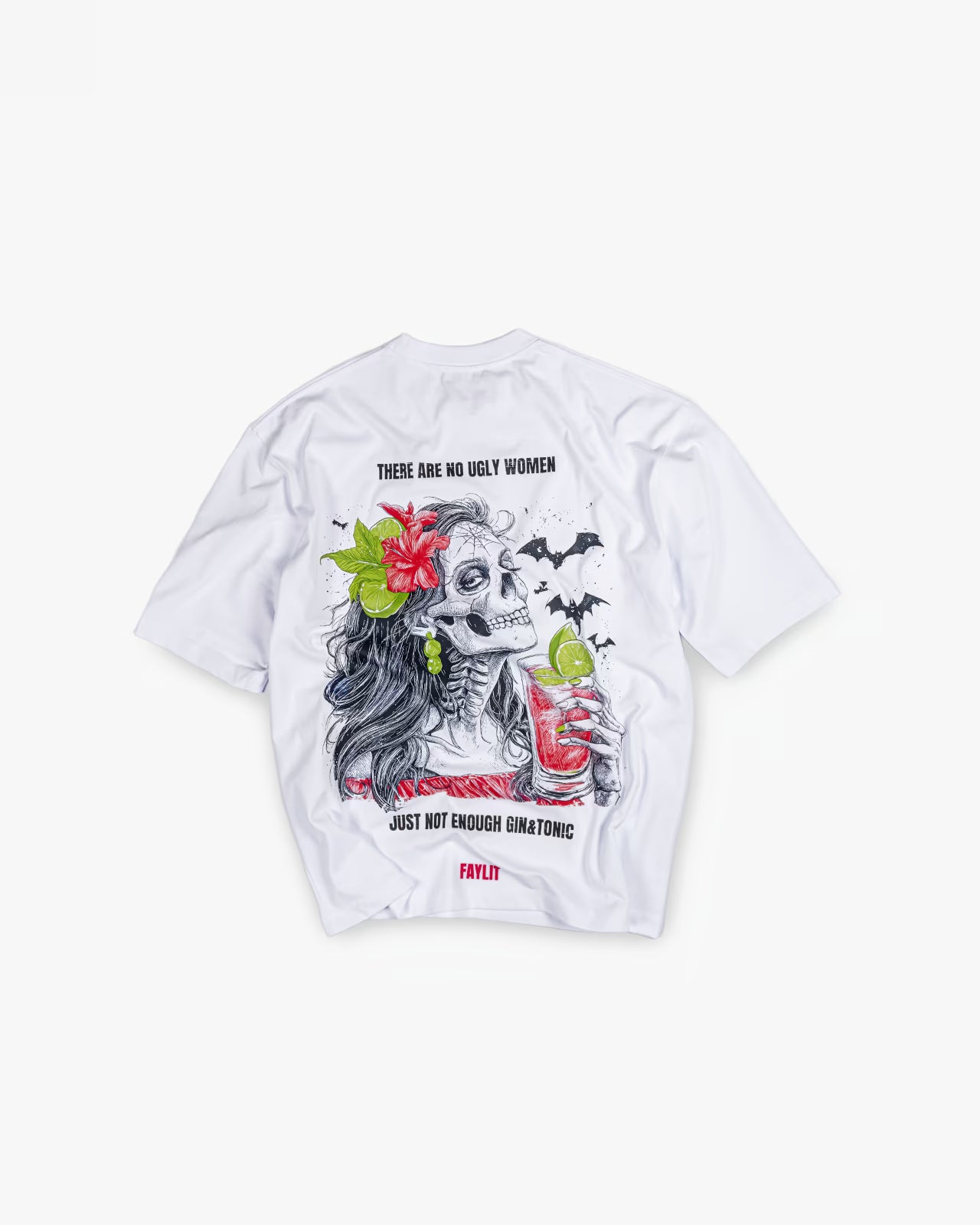 FAYLIT beyaz oversize tişört, sırtında kokteyl içen kadın iskelet figürlü, yarasa ve çiçek detaylı grafik baskı, "There are no ugly women just not enough gin&tonic" yazılı, unisex ve boxy fit.