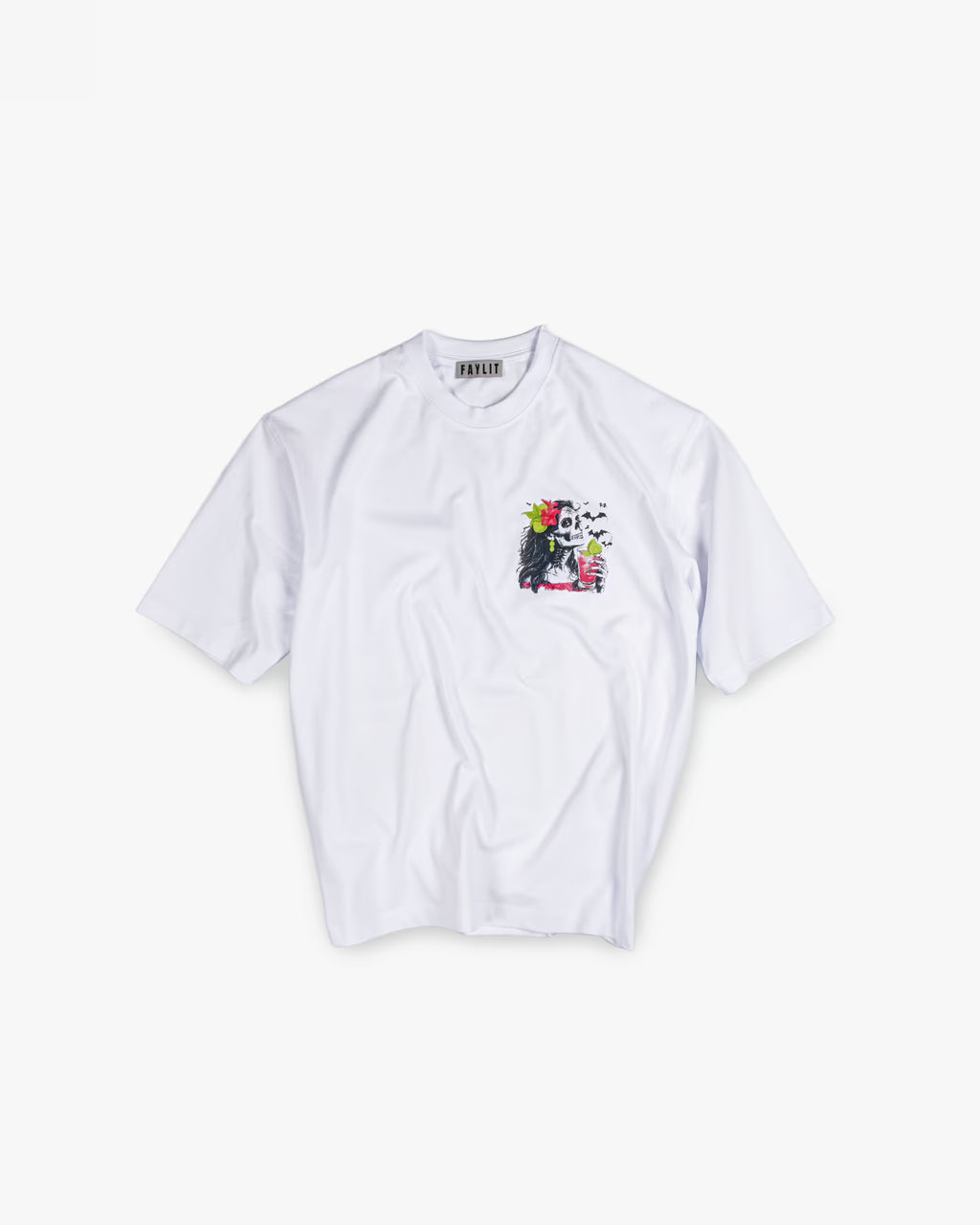 FAYLIT beyaz oversize tişört, göğüs kısmında küçük boyutlu, kokteyl içen kadın iskelet figürü ve çiçek detaylı grafik baskı, unisex ve boxy fit kesim.