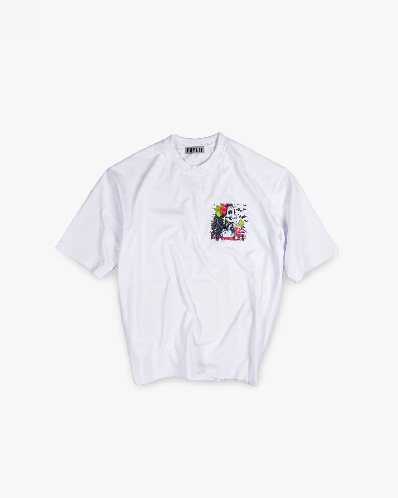 FAYLIT beyaz oversize tişört, göğüs kısmında küçük boyutlu, kokteyl içen kadın iskelet figürü ve çiçek detaylı grafik baskı, unisex ve boxy fit kesim.