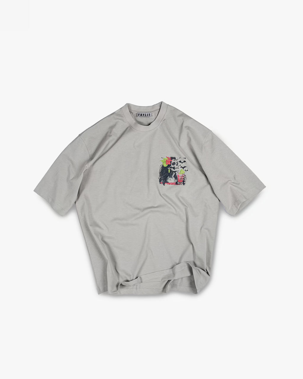 FAYLIT açık gri oversize tişört, göğüs bölgesinde küçük, renkli ve detaylı grafik baskı, unisex ve rahat kesimli günlük tişört.