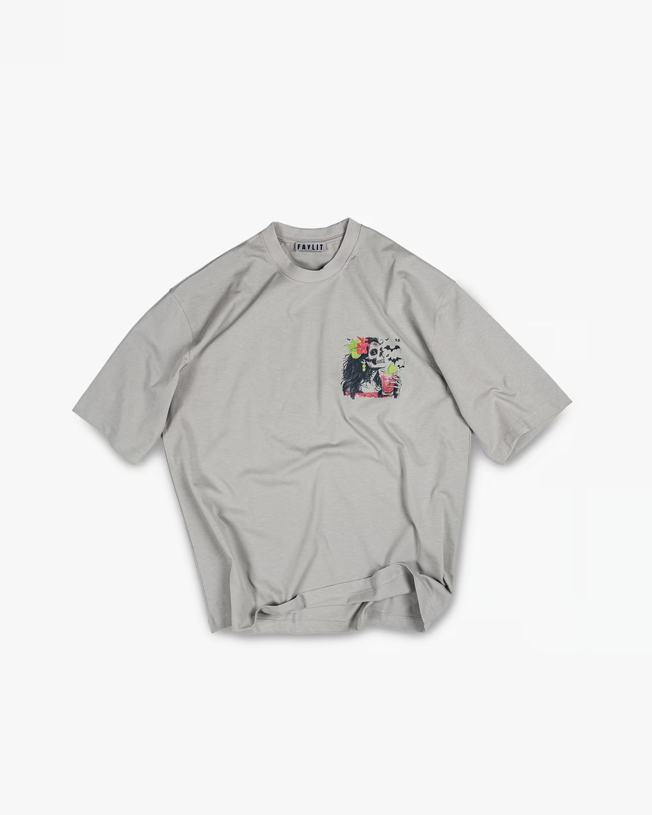 FAYLIT açık gri oversize tişört, göğüs bölgesinde küçük, renkli ve detaylı grafik baskı, unisex ve rahat kesimli günlük tişört.