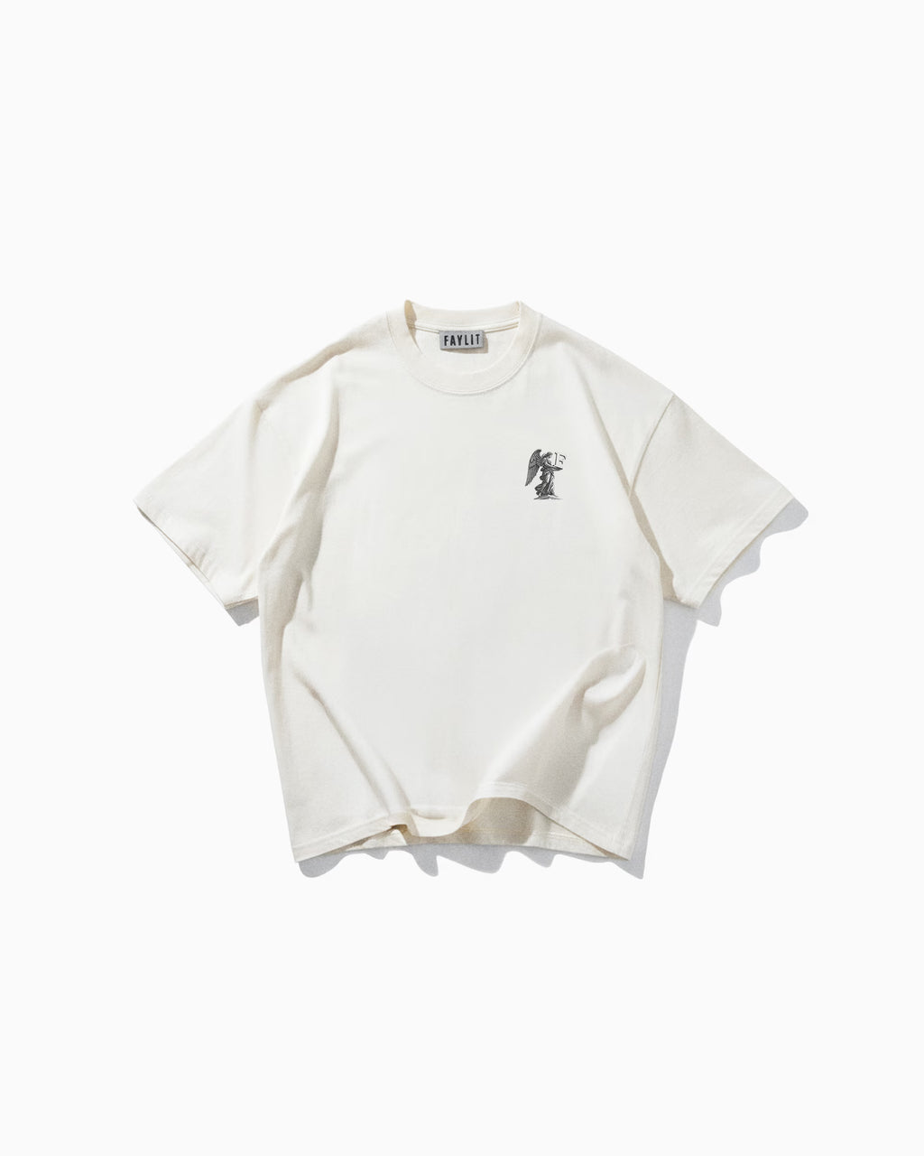 Gods Off White Oversize Tişört - Faylit Faylit'in başyapıtı Gods Off White Oversize Tişört. Sırt kısmındaki çerçeveli mitolojik sahne ve imza melek detayı. Koleksiyonunuzun en değerli parçası.
