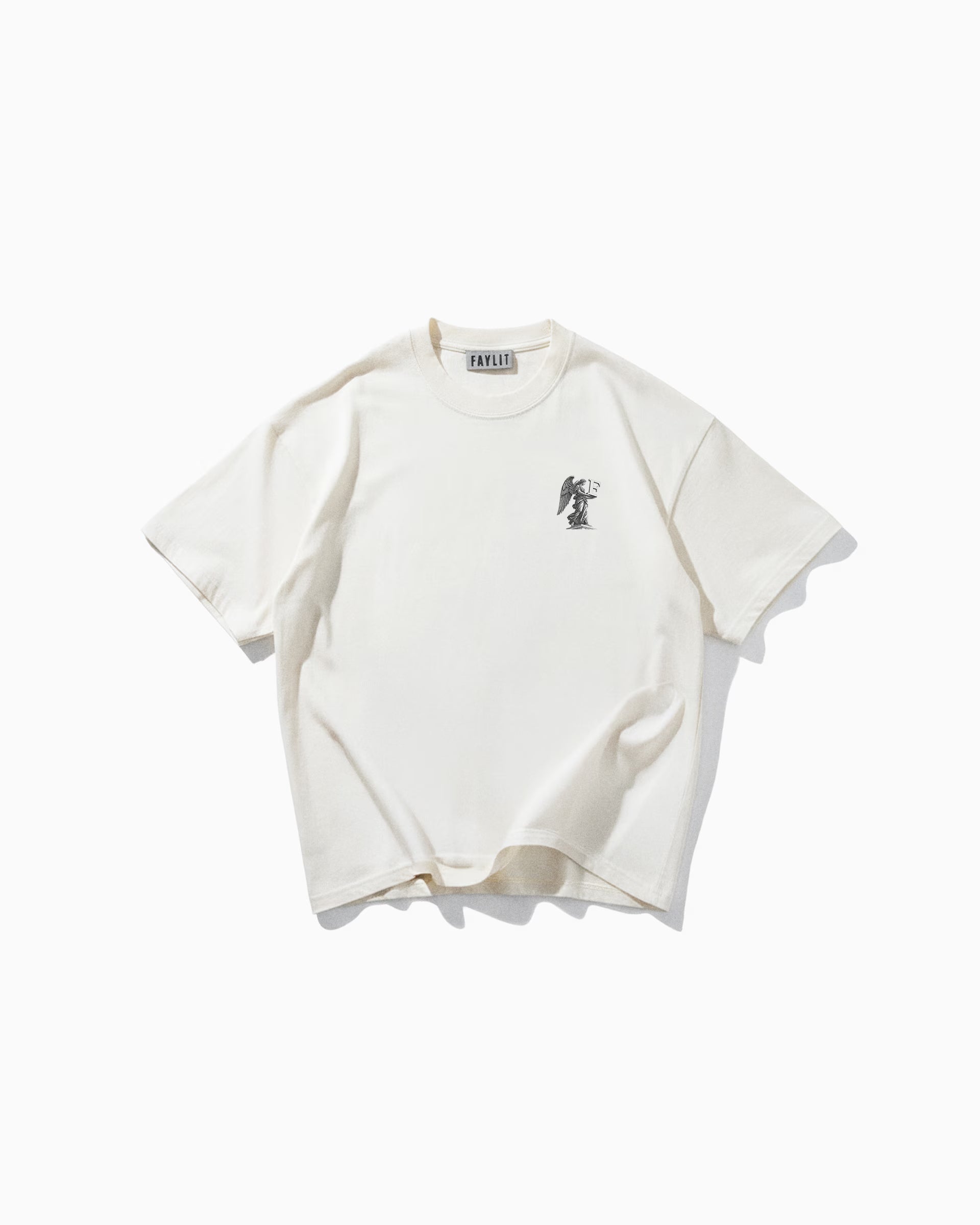 Gods Off White Oversize Tişört - Faylit Faylit'in başyapıtı Gods Off White Oversize Tişört. Sırt kısmındaki çerçeveli mitolojik sahne ve imza melek detayı. Koleksiyonunuzun en değerli parçası.
