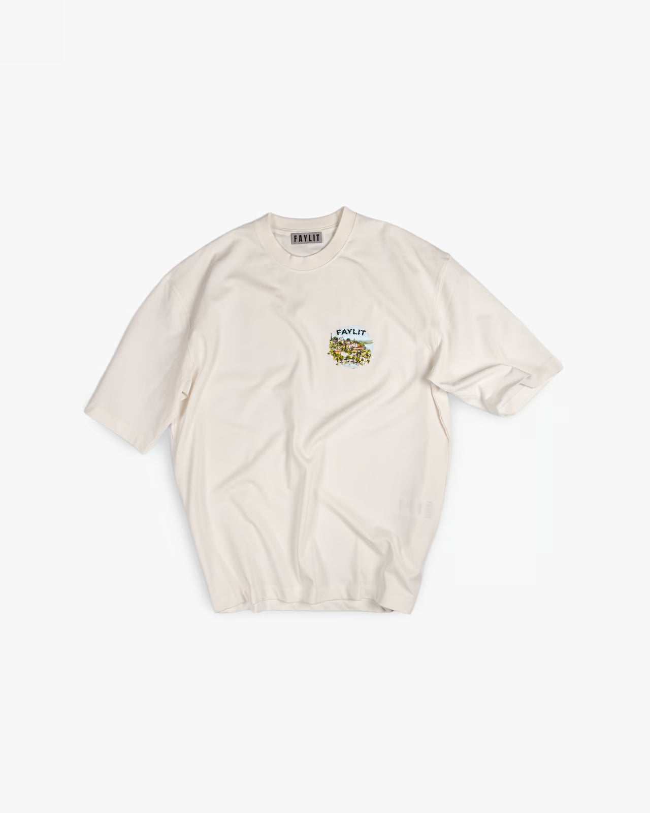 FAYLIT kırık beyaz oversize tişört, göğüs kısmında küçük boyutlu, havuzlu ve ağaçlı, Akdeniz stili ev figürü içeren renkli logo baskısı, unisex ve boxy fit kesim.