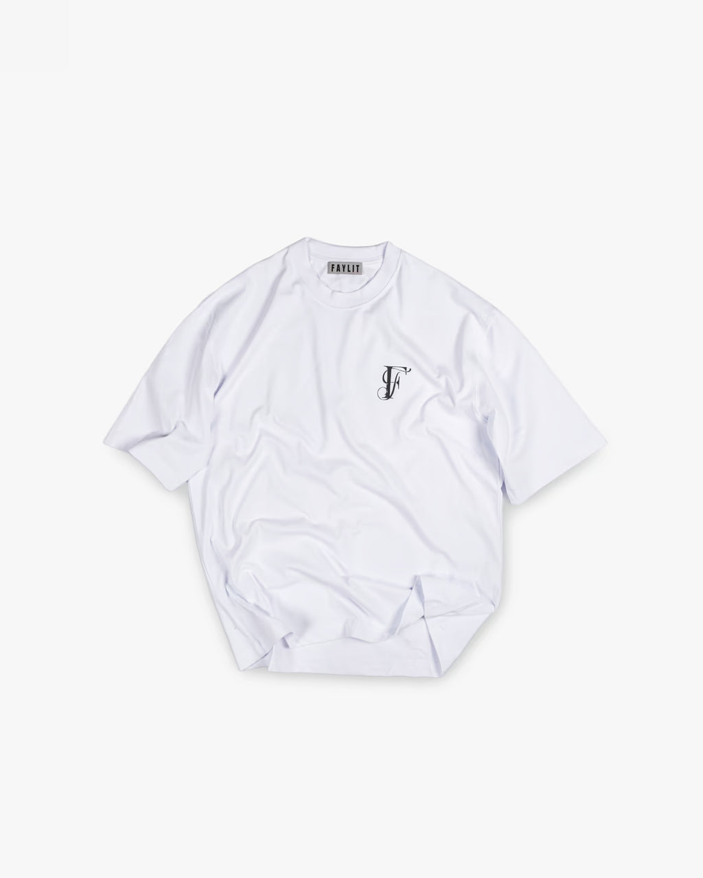 FAYLIT beyaz oversize tişört, göğüs kısmında küçük boyutlu, stilize siyah harf veya monogram logo baskısı, unisex ve rahat kesim, günlük giyim için ideal.