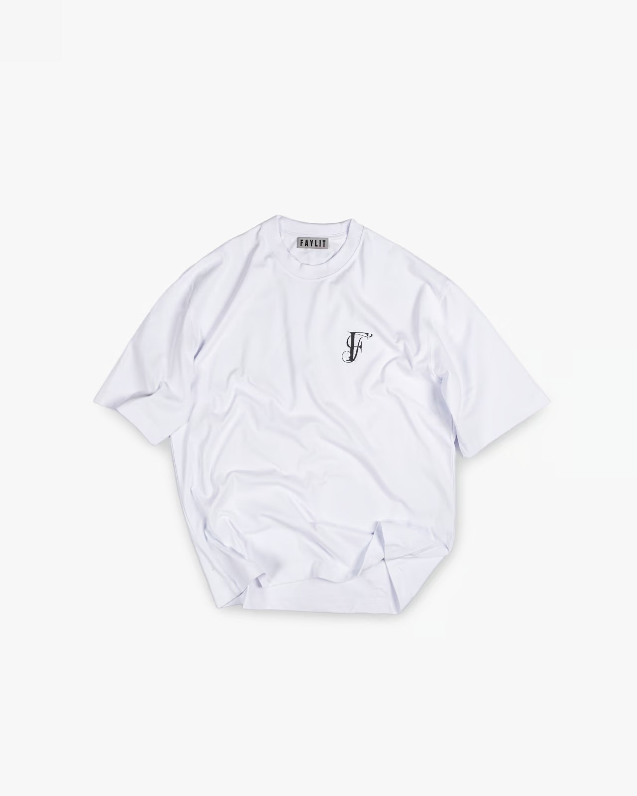 FAYLIT beyaz oversize tişört, göğüs kısmında küçük boyutlu, stilize siyah harf veya monogram logo baskısı, unisex ve rahat kesim, günlük giyim için ideal.