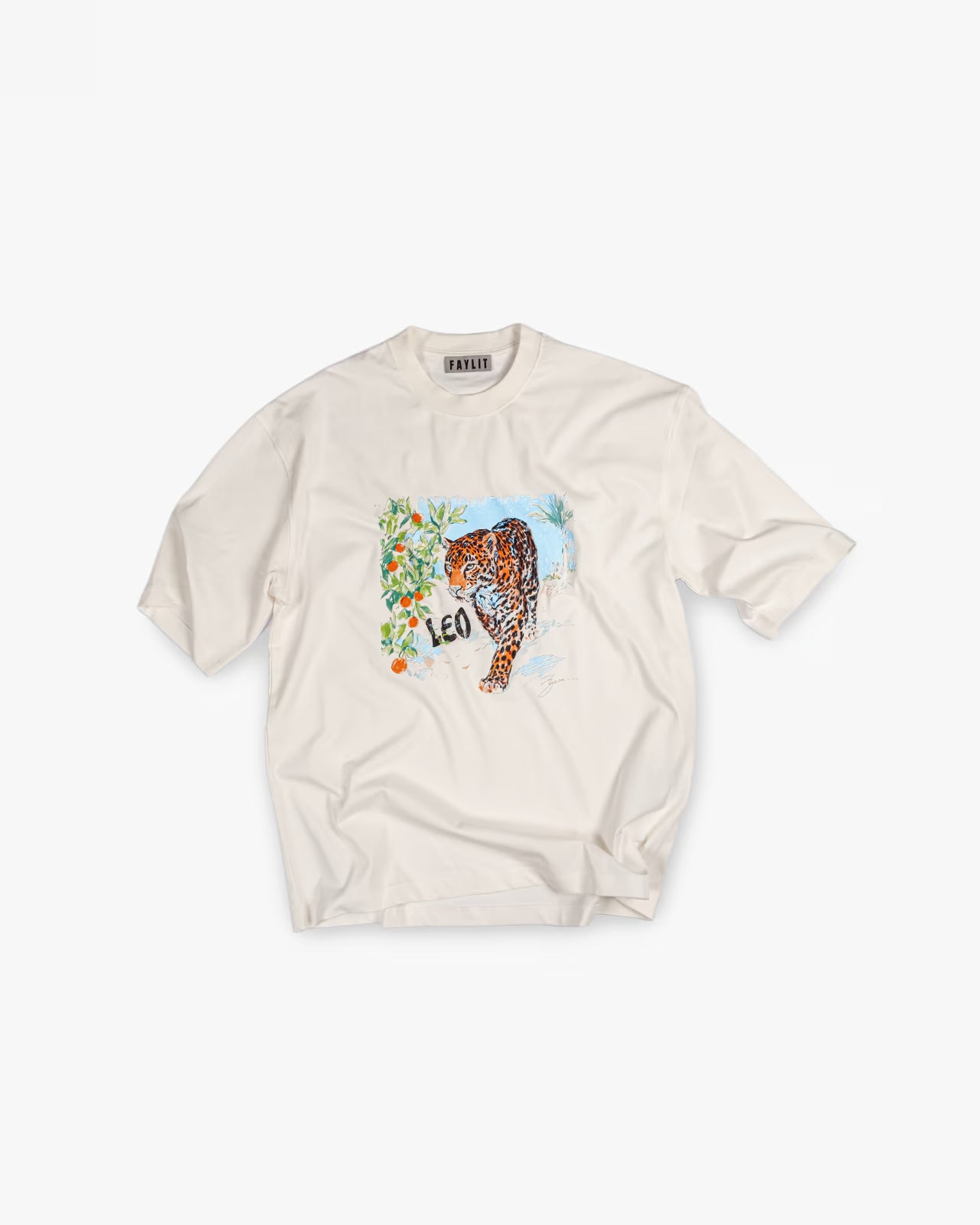 FAYLIT kırık beyaz oversize tişört, ön kısmında leopar figürü, "LEO" yazısı ve bitki detayları içeren renkli grafik baskı, unisex ve boxy fit kesim.