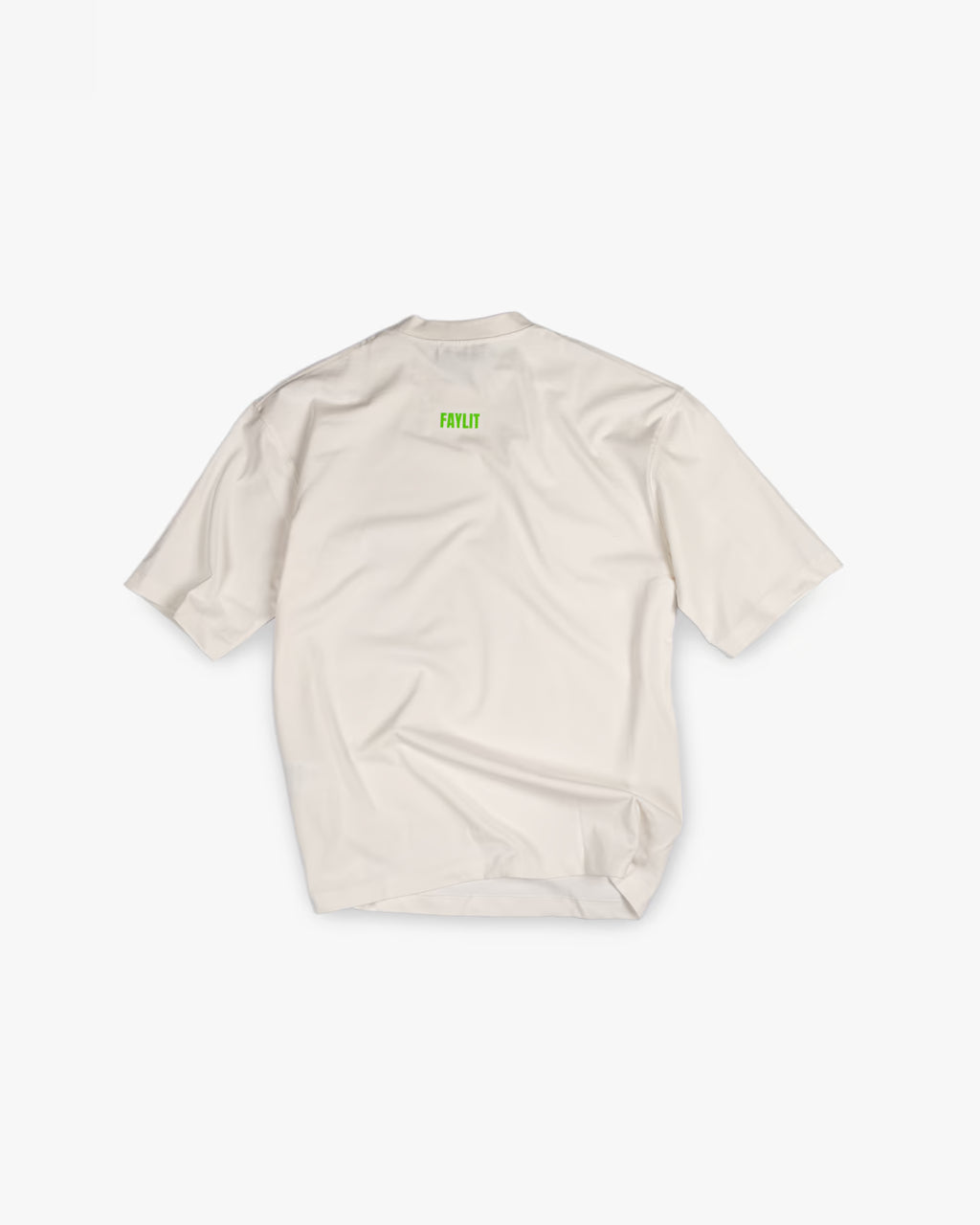 FAYLIT kırık beyaz oversize tişört, arka kısmında yaka altında neon yeşili FAYLIT logo baskısı, unisex ve boxy fit kesim, sade ve modern.