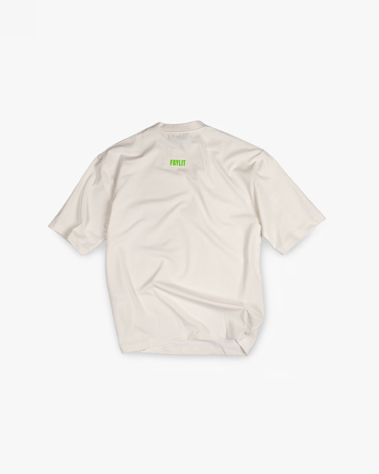 FAYLIT kırık beyaz oversize tişört, arka kısmında yaka altında neon yeşili FAYLIT logo baskısı, unisex ve boxy fit kesim, sade ve modern.