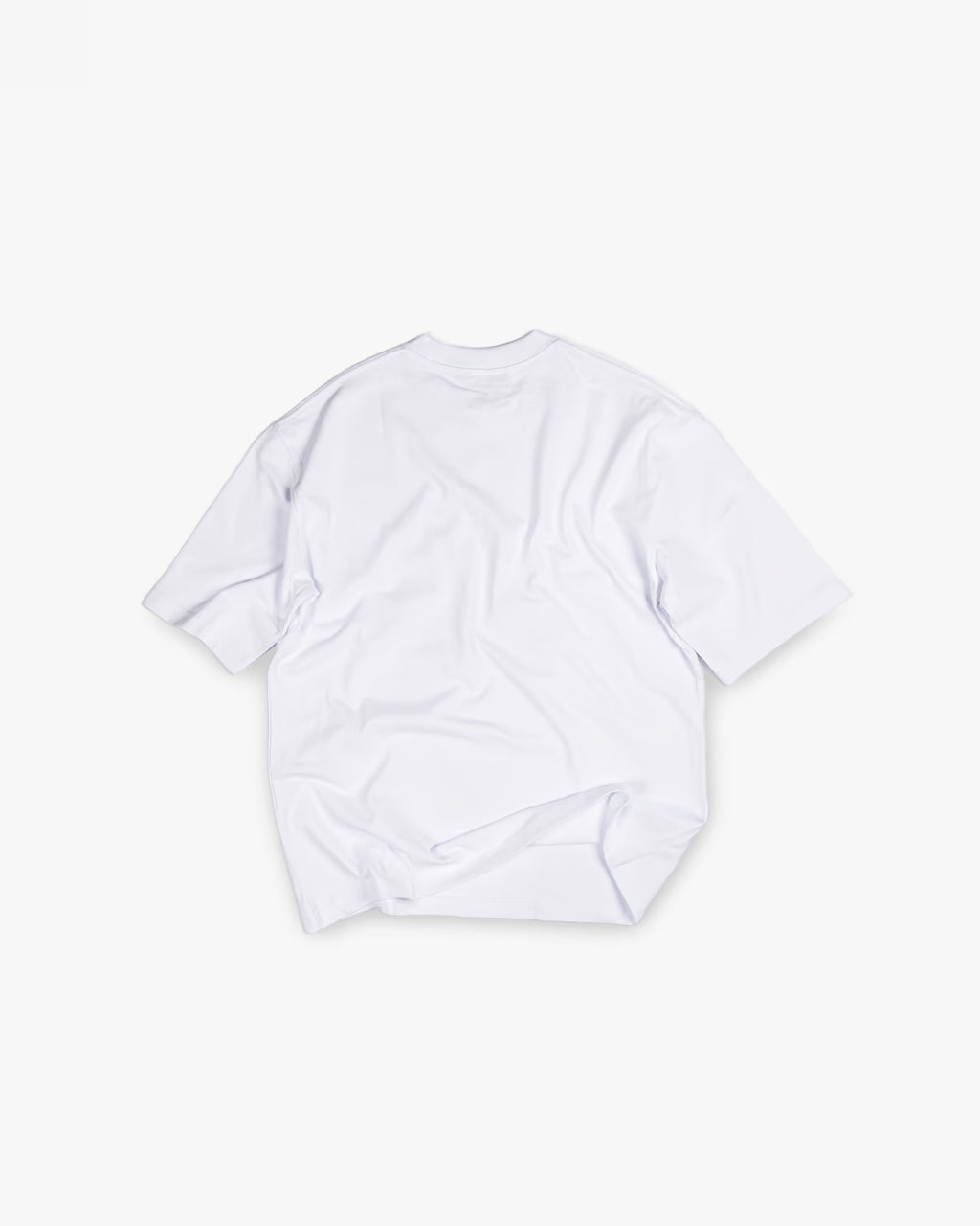 FAYLIT beyaz oversize tişört, arka yüzü tamamen sade ve baskısız, unisex ve boxy fit kesim, rahat ve minimalist bir stil.