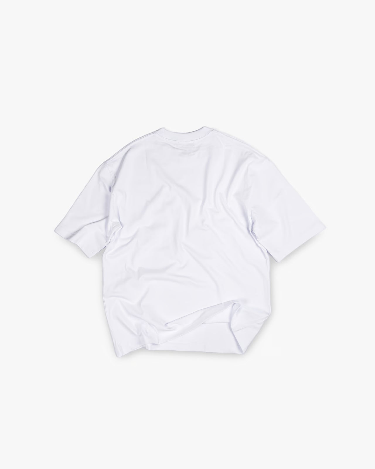 FAYLIT beyaz oversize tişört, arka yüzü tamamen sade ve baskısız, unisex ve boxy fit kesim, rahat ve minimalist bir stil.