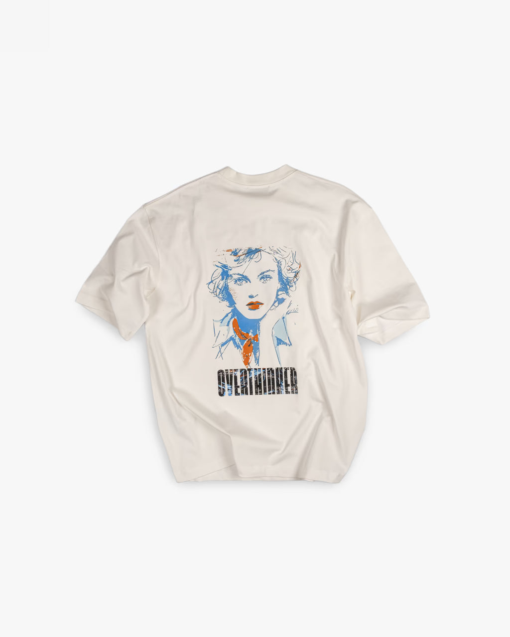 FAYLIT kırık beyaz oversize tişört, arka kısmında mavi tonlarda kadın yüzü ve "OVERTHINKER" yazısı bulunan retro grafik baskı, unisex ve boxy fit kesim, günlük giyim için ideal.