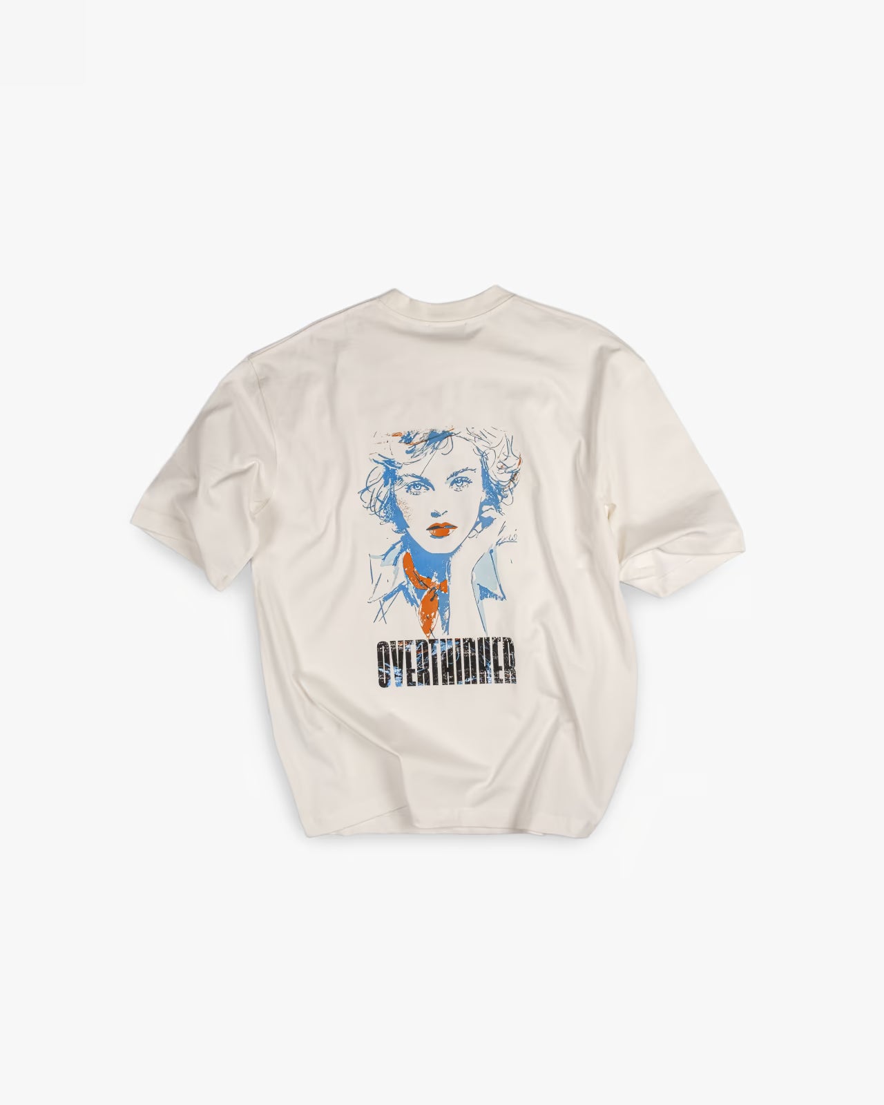 FAYLIT kırık beyaz oversize tişört, arka kısmında mavi tonlarda kadın yüzü ve "OVERTHINKER" yazısı bulunan retro grafik baskı, unisex ve boxy fit kesim, günlük giyim için ideal.