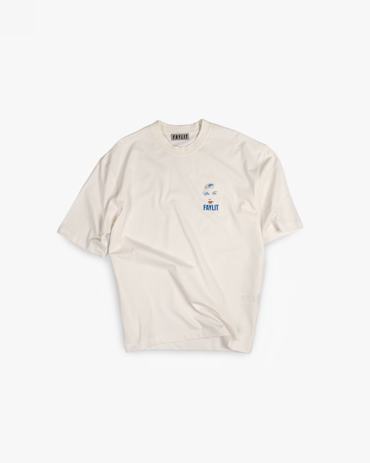 FAYLIT kırık beyaz oversize tişört, göğüs kısmında küçük, mavi FAYLIT logosu ve soyut çizgisel balık figürleri içeren minimalist baskı, unisex kesim, rahat bir silüet sunar, trend tişört.