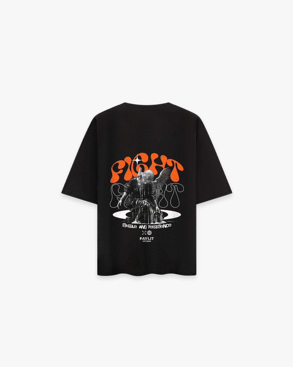 Persistence Retro Grafik Siyah Oversize Tişört  - Siyah oversize tişörtün sırt yüzeyinin düz çekim ürün fotoğrafı. Tişörtün sırtında, retro ve modern tasarım öğelerini birleştiren, katmanlı ve büyük bir baskı yer alıyor. Baskıda, turuncu renkte, 70'ler stilinde 'balon' bir fontla "FIGHT" yazısı ve bu yazının ortasında, mücadele eden bir melek figürünün siyah-beyaz çizimi bulunuyor. Tasarım, çeşitli sloganlar ve küçük logo detayları ile zenginleştirilmiştir. -  Faylit