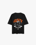 Persistence Retro Grafik Siyah Oversize Tişört  - Siyah oversize tişörtün sırt yüzeyinin düz çekim ürün fotoğrafı. Tişörtün sırtında, retro ve modern tasarım öğelerini birleştiren, katmanlı ve büyük bir baskı yer alıyor. Baskıda, turuncu renkte, 70'ler stilinde 'balon' bir fontla "FIGHT" yazısı ve bu yazının ortasında, mücadele eden bir melek figürünün siyah-beyaz çizimi bulunuyor. Tasarım, çeşitli sloganlar ve küçük logo detayları ile zenginleştirilmiştir. -  Faylit