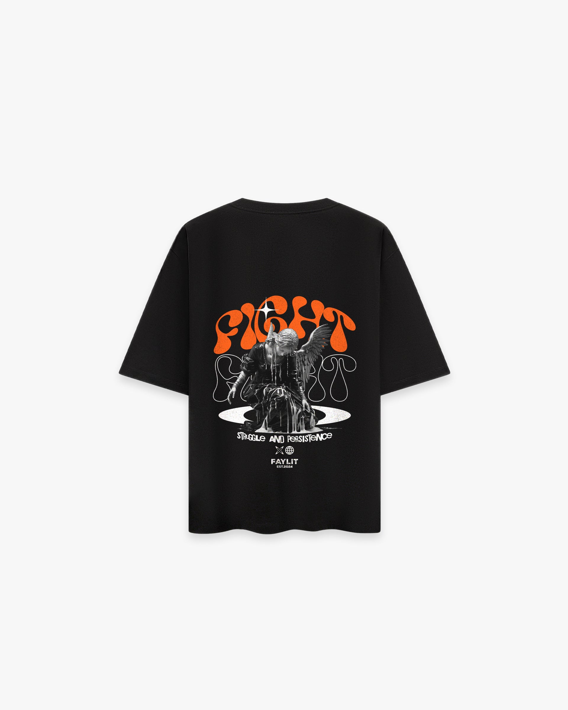 Persistence Retro Grafik Siyah Oversize Tişört  - Siyah oversize tişörtün sırt yüzeyinin düz çekim ürün fotoğrafı. Tişörtün sırtında, retro ve modern tasarım öğelerini birleştiren, katmanlı ve büyük bir baskı yer alıyor. Baskıda, turuncu renkte, 70'ler stilinde 'balon' bir fontla "FIGHT" yazısı ve bu yazının ortasında, mücadele eden bir melek figürünün siyah-beyaz çizimi bulunuyor. Tasarım, çeşitli sloganlar ve küçük logo detayları ile zenginleştirilmiştir. -  Faylit