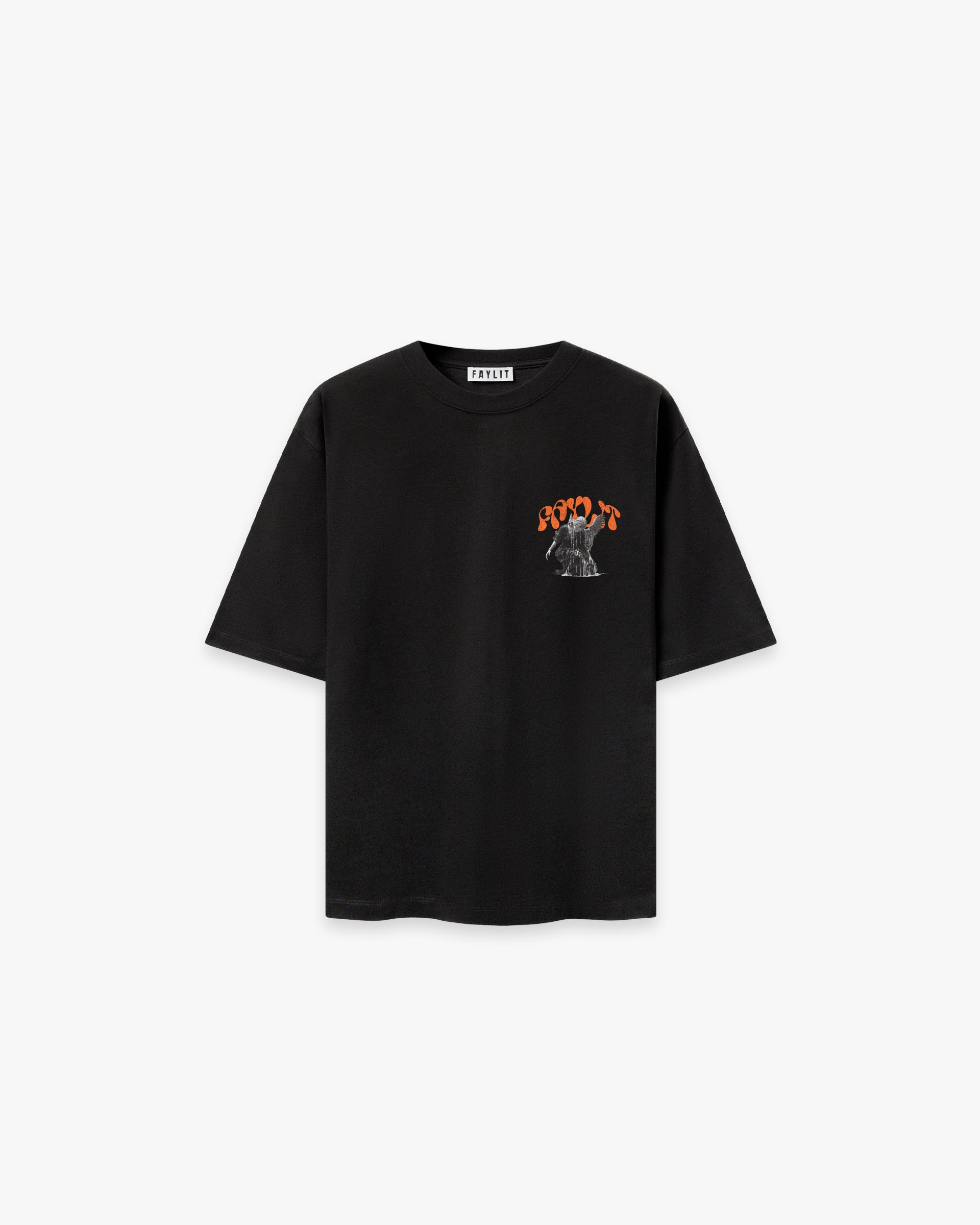 Persistence Retro Grafik Siyah Oversize Tişört - Siyah oversize tişörtün ön yüzünün düz çekim ürün fotoğrafı. Tişörtün sol göğüs kısmında, küçük ve detaylı bir logo baskısı bulunmaktadır. Logoda, turuncu "FIGHT" yazısı ve bu yazının üzerine yerleştirilmiş, mücadele eden melek figürünün siyah-beyaz bir çizimi yer alıyor. Yaka içindeki marka etiketi de görülebilmektedir. - Faylit
