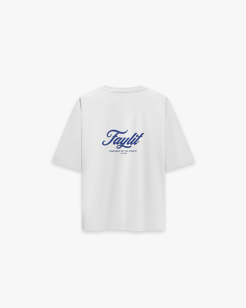 Trademark Logo Basic Beyaz Oversize Tişört - Beyaz oversize tişörtün sırt yüzeyinin düz çekim ürün fotoğrafı. Tişörtün sırtında, ortalanmış lacivert renkli bir logo ve yazı baskısı bulunmaktadır. Baskıda, üstte el yazısı stilinde büyük harflerle "Faylit" yazarken, altında daha küçük puntolarla "HEARTBEAT OF THE STREETS" ve "EST. 2023" sloganı yer alıyor. -  Faylit