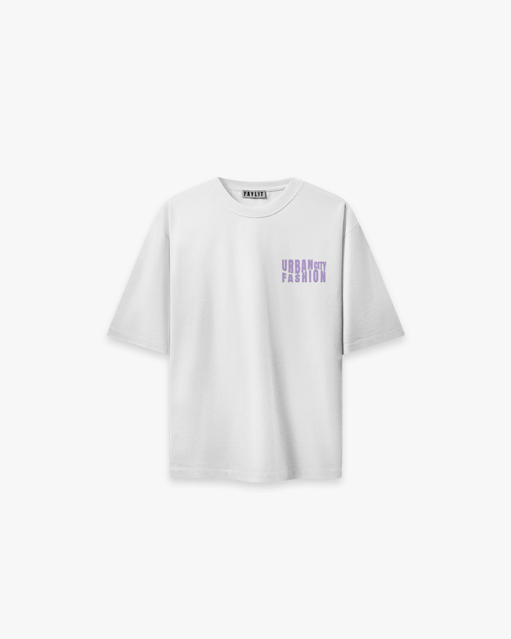 Urban Essential Limited Edition Beyaz Oversize Tişört - Beyaz oversize tişörtün ön yüzünün düz çekim ürün fotoğrafı. Tişörtün sol göğsünde, lavanta ve mor tonlarında, bloklu/pikselli bir fontla üç satır halinde "URBAN CITY FASHION" yazan bir logo bulunmaktadır. Yaka içindeki marka etiketi de görülebilir. -  Faylit