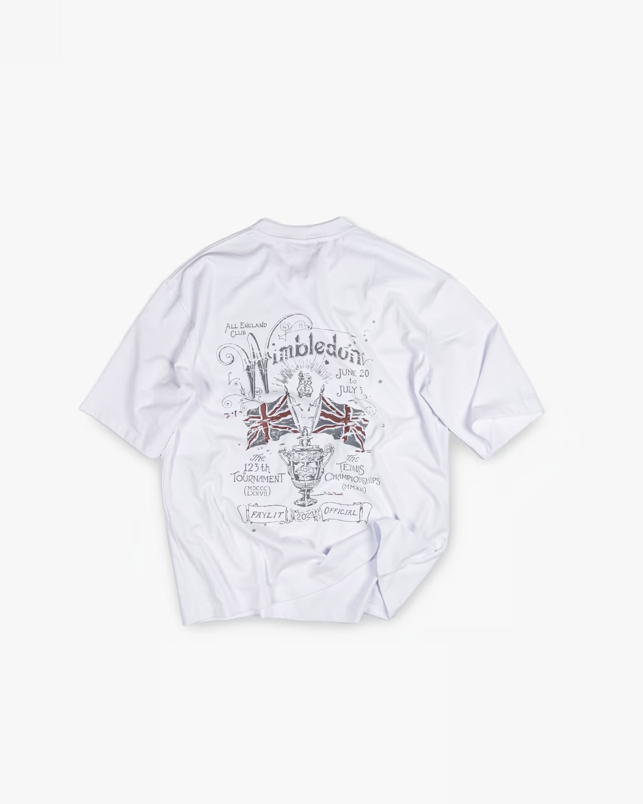 FAYLIT beyaz oversize tişört, arka kısmında Wimbledon temalı, detaylı, gri renkli grafik baskı, tenis kupası, Birleşik Krallık bayrağı, tenis raketleri ve turnuva bilgileri, vintage tarzı, unisex ve rahat kesim retro.
