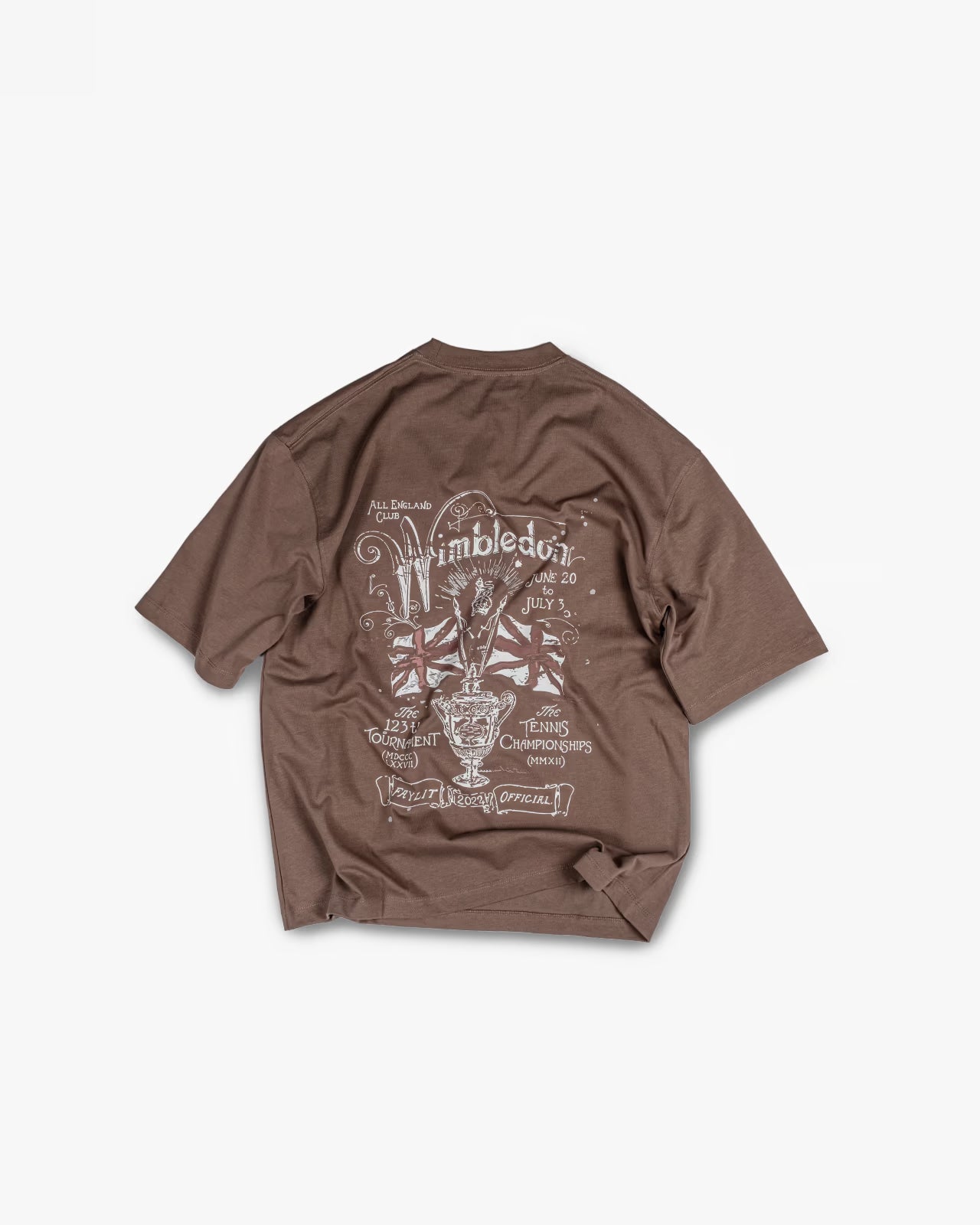 FAYLIT kahverengi oversize kadın tişört, arka kısmında Wimbledon temalı, detaylı, beyaz renkli grafik baskı, kupa, Birleşik Krallık bayrağı, tenis raketleri ve turnuva bilgileri, vintage tarzı, kışlık ve unisex.