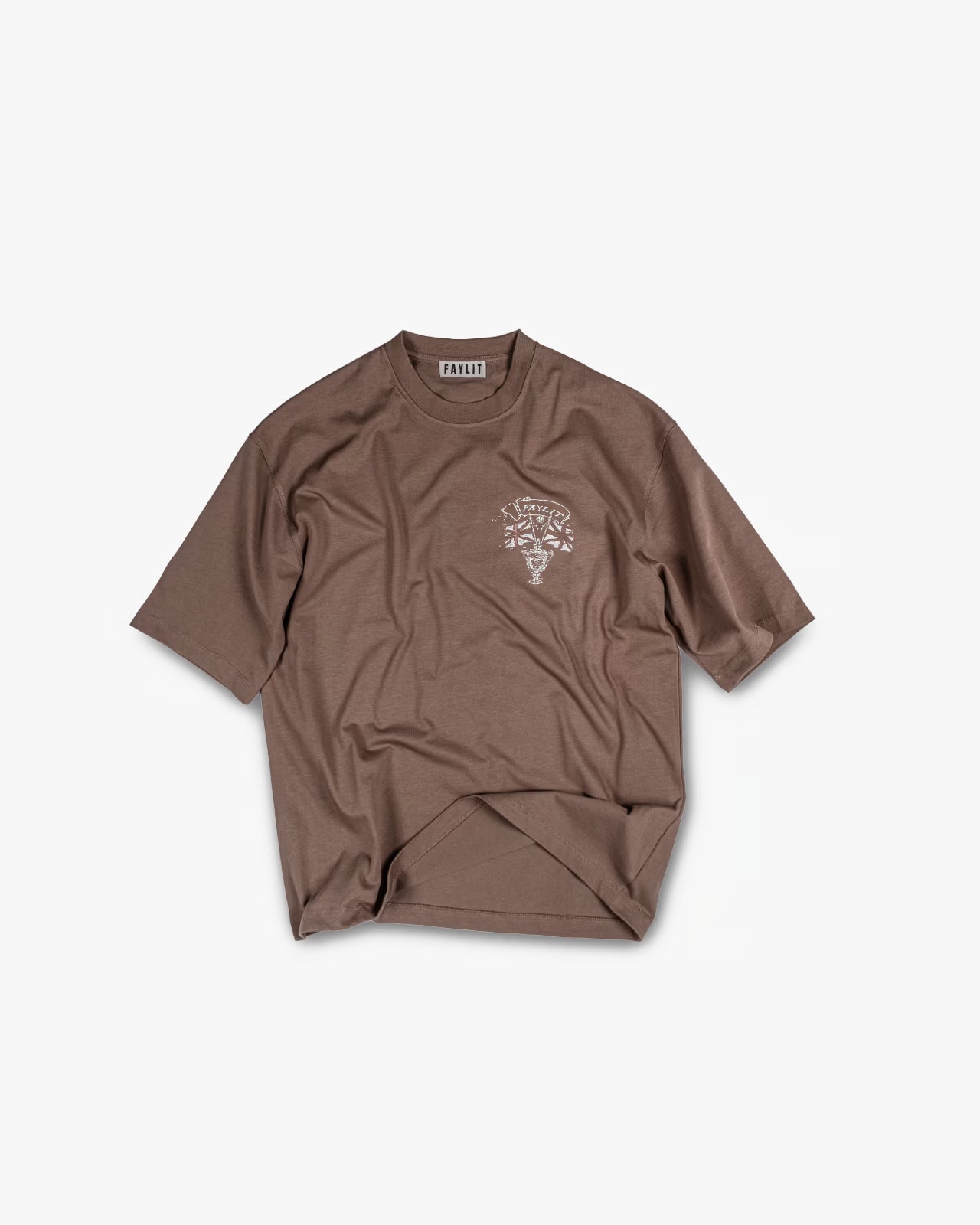 FAYLIT kahverengi oversize tişört, göğüs kısmında küçük boyutlu, Wimbledon temalı, beyaz renkli logo baskısı, unisex, rahat kesim ve kışlık tişört.