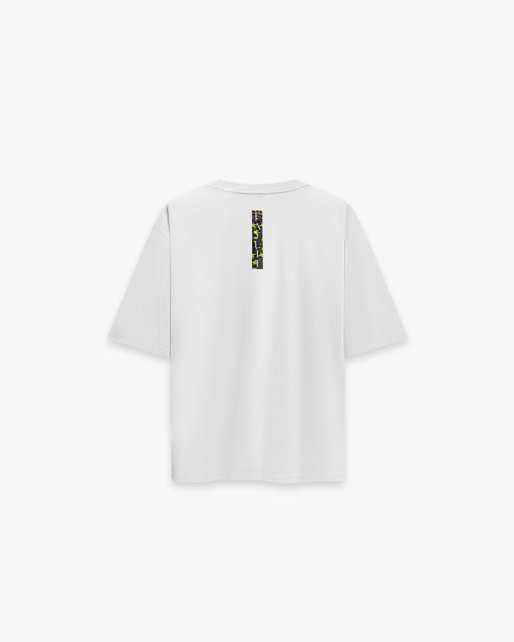 Zebra Holografik Flok Baskı Beyaz Oversize Tişört - Beyaz oversize tişörtün sırt yüzeyinin düz çekim ürün fotoğrafı. Tişörtün ensesinin altında, ortalanmış dikey bir şerit baskı bulunmaktadır. Siyah zeminli şeridin içinde, sarı ve mor renklerin hakim olduğu soyut, sanatsal bir desen yer alıyor. -  Faylit