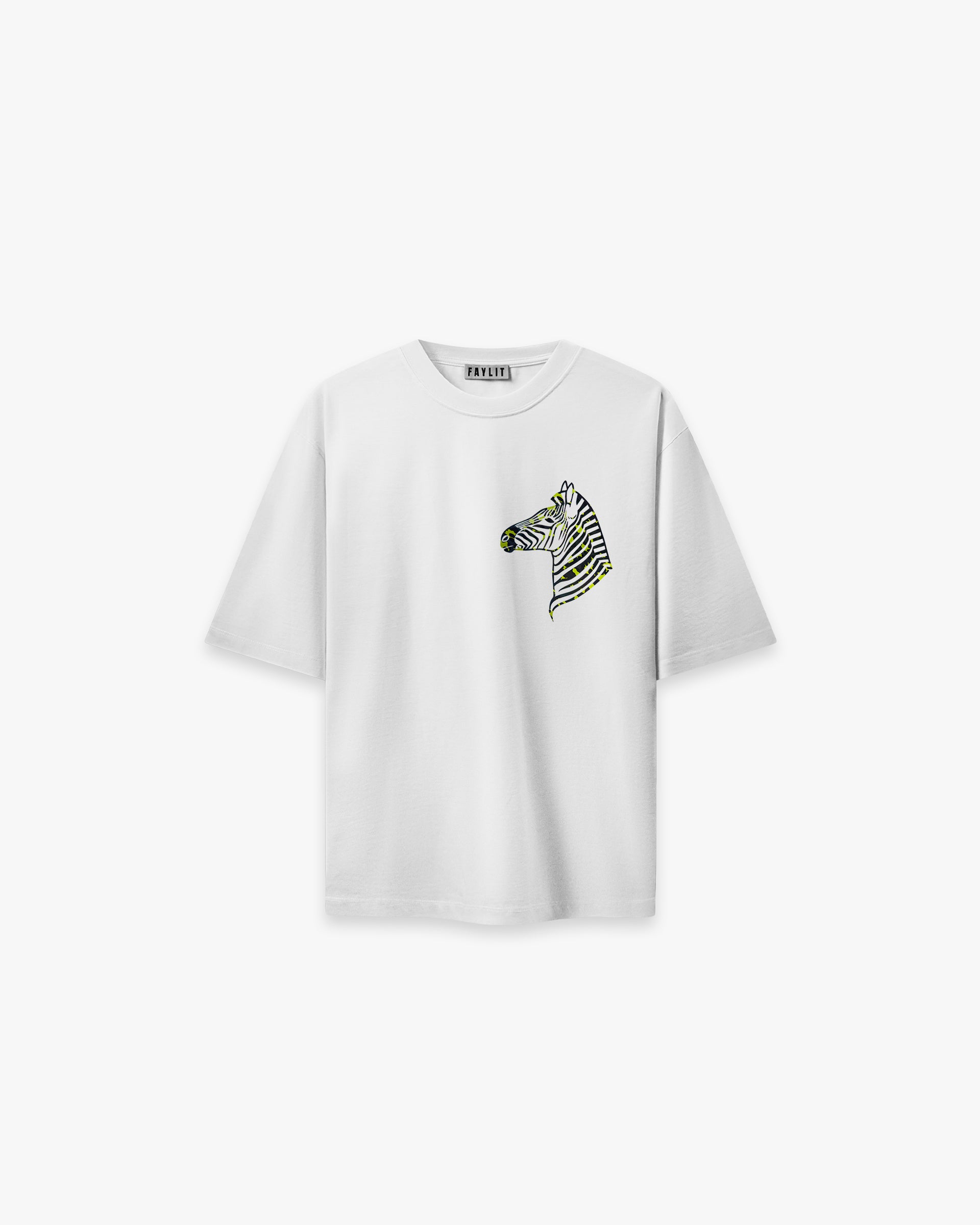 Zebra Holografik Flok Baskı Beyaz Oversize Tişört - Beyaz oversize tişörtün ön yüzünün düz çekim ürün fotoğrafı. Tişörtün sol göğsünde, profil şeklinde bir zebra başı baskısı yer alıyor. Siyah zebra çizgilerinin arasında, tasarıma modern ve sanatsal bir dokunuş katan parlak sarı renkli detaylar ve glitch efektleri bulunmaktadır. -  Faylit