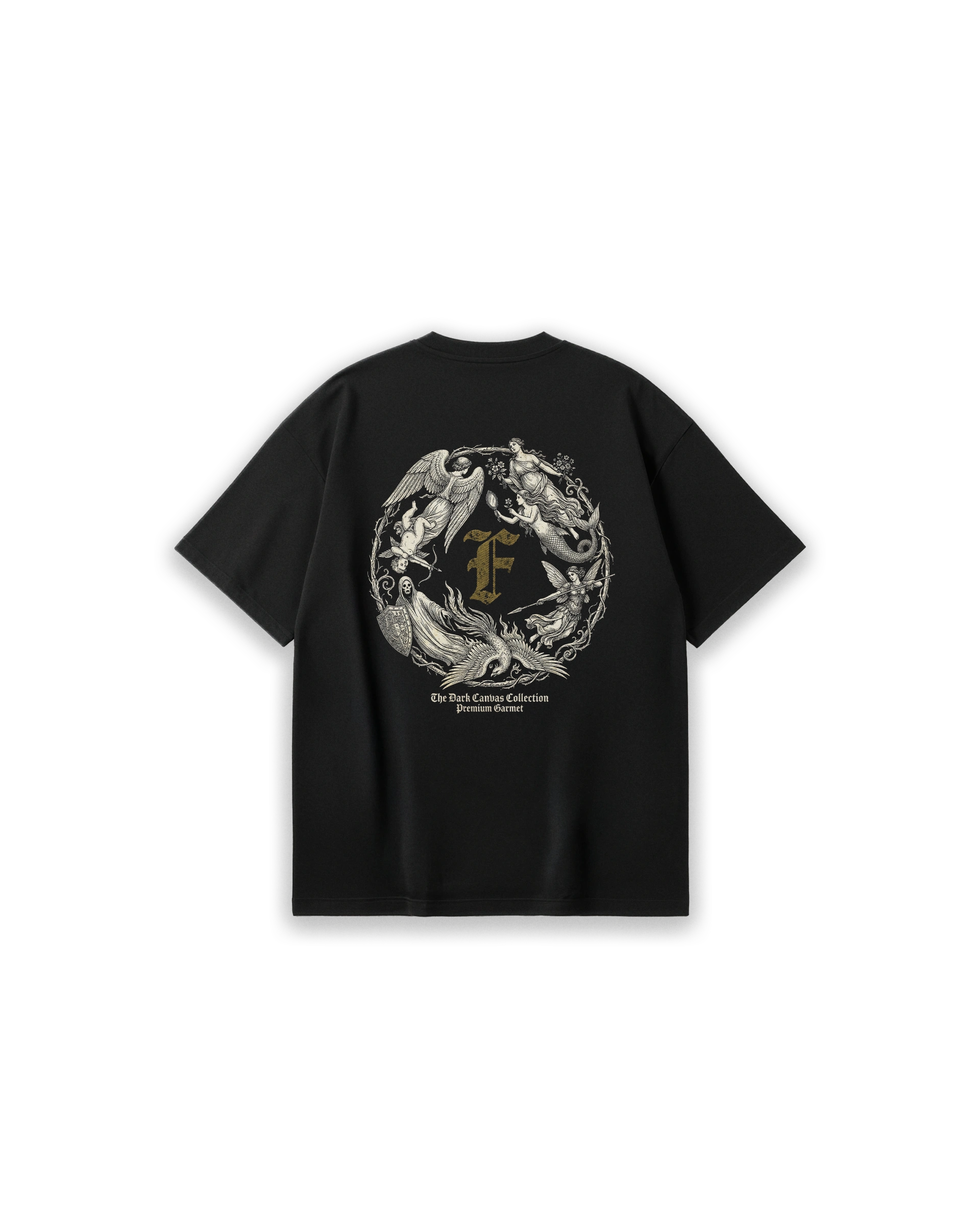 Faylit marka siyah oversize tişörtün arka yüzünü kaplayan, gravür sanatından esinlenilmiş detaylı 'Angels & Demons' grafik baskı tasarımı. Dairesel bir kompozisyon içinde; üstte müzik yapan melek figürleri, altta ise bir iskelet (azrail) ve küllerinden doğan anka kuşu betimlenmiş. Tasarımın tam merkezinde markayı temsil eden eskitme dokulu altın sarısı gotik 'F' harfi ve en altta 'The Dark Canvas Collection' ibaresi yer alıyor.