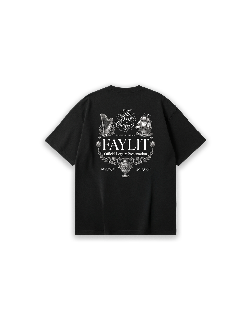 Faylit siyah tişörtün arka yüzünü kaplayan detaylı ve vintage esintili grafik baskı tasarımı. Sırtta büyük puntolarla 'FAYLIT' ve üzerinde el yazısı stiliyle 'The Dark Canvas' ibaresi yer alıyor. Tasarım; antik vazo, yelkenli gemi ve arp enstrümanı gibi mitolojik ve sanatsal illüstrasyonlarla zenginleştirilmiş. 'Official Legacy Presentation' yazısı ve defne yaprağı motifleriyle çevrili bu beyaz baskı, siyah zemin üzerinde güçlü bir kontrast oluşturuyor.