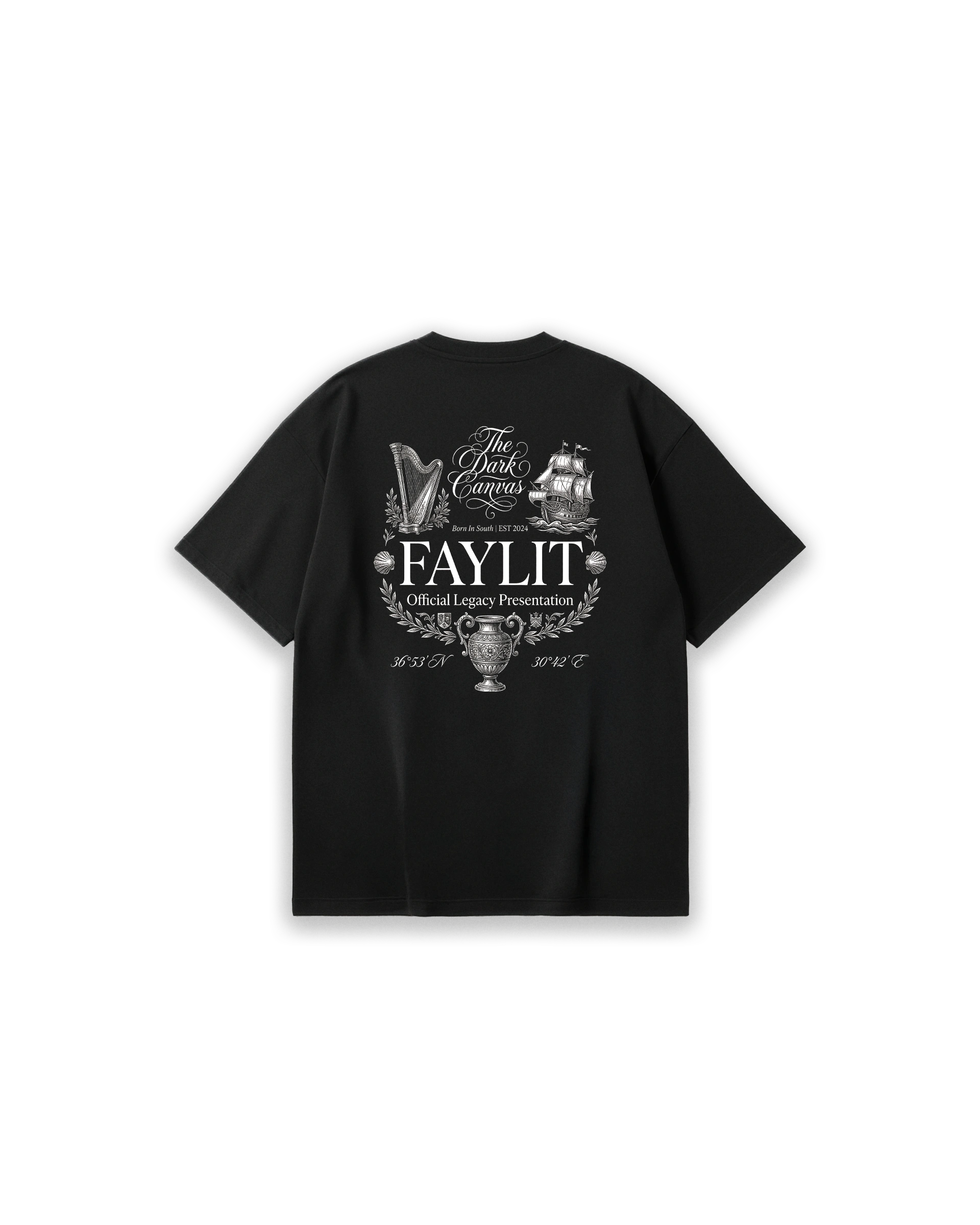 Faylit siyah tişörtün arka yüzünü kaplayan detaylı ve vintage esintili grafik baskı tasarımı. Sırtta büyük puntolarla 'FAYLIT' ve üzerinde el yazısı stiliyle 'The Dark Canvas' ibaresi yer alıyor. Tasarım; antik vazo, yelkenli gemi ve arp enstrümanı gibi mitolojik ve sanatsal illüstrasyonlarla zenginleştirilmiş. 'Official Legacy Presentation' yazısı ve defne yaprağı motifleriyle çevrili bu beyaz baskı, siyah zemin üzerinde güçlü bir kontrast oluşturuyor.