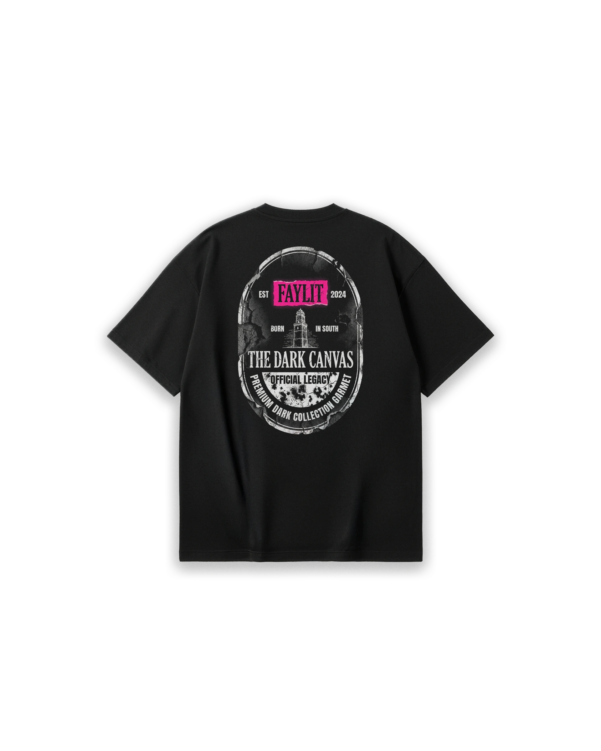Faylit marka siyah oversize tişörtün arka yüzünde yer alan Pembe detaylı 'The Citadel' grafik baskı tasarımı. Tasarımın en üstünde, eskitme efektli hardal sarısı dikdörtgen bir zemin üzerinde siyah 'FAYLIT' logosu kontrast oluşturuyor. Oval çerçeve içine yerleştirilmiş kule illüstrasyonu; 'THE DARK CANVAS', 'OFFICIAL LEGACY' ve 'PREMIUM DARK COLLECTION' yazılarıyla çevrelenerek vintage bir görünüm sunuyor.