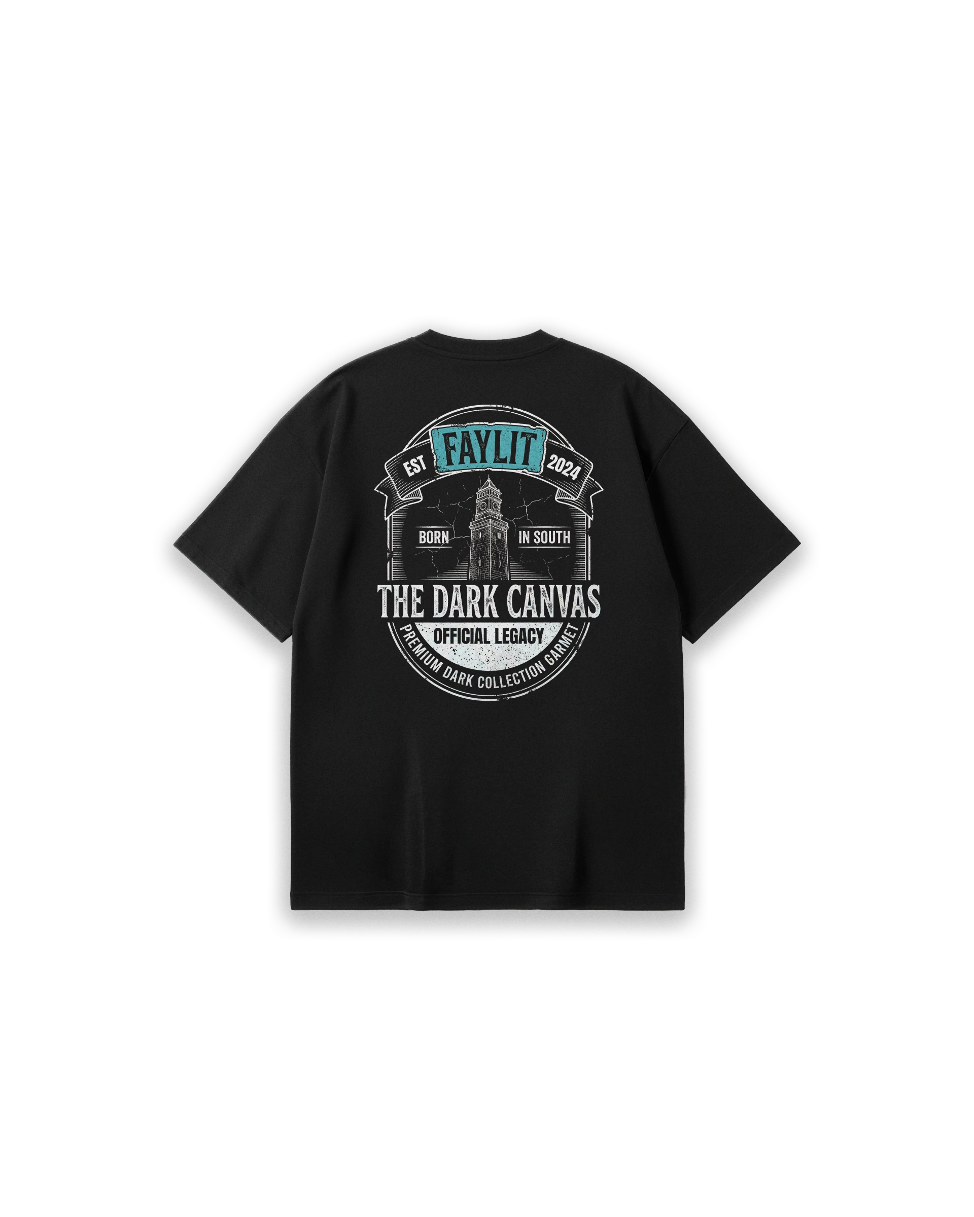 Faylit marka siyah oversize tişörtün arka yüzünde yer alan 'The Citadel' konseptli grafik baskı. Tasarımın en üst kısmında, eskitme efektli mavi renkli bir şerit zemin üzerinde büyük 'FAYLIT' logosu dikkat çekiyor. Oval bir çerçeve içinde detaylı bir kule illüstrasyonu çizilmiş ve çevresi 'THE DARK CANVAS', 'OFFICIAL LEGACY' ve 'BORN IN SOUTH' yazılarıyla tamamlanmış. Grunge dokulara sahip bu vintage tasarım, siyah kumaş üzerinde mavi ve beyaz tonlarıyla güçlü bir kontrast sunuyor.