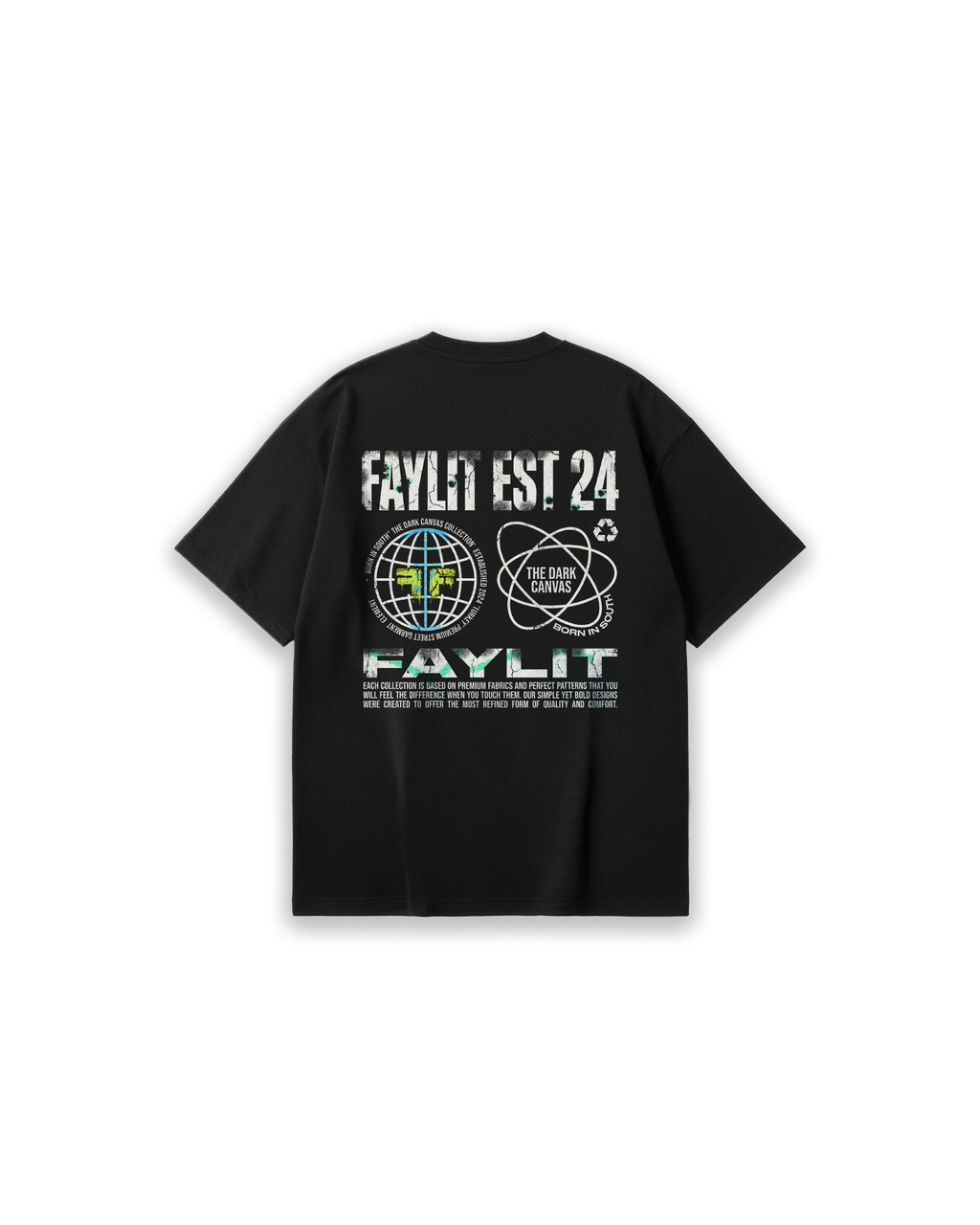 Faylit marka siyah oversize tişörtün, endüstriyel ve fütüristik detaylar içeren arka yüz tasarımı. Sırtta büyük eskitme fontlarla yazılmış 'FAYLIT EST 24' ibaresi, yeşil renk geçişlerine sahip stilize edilmiş bir dünya küresi ve atom sembolü ile tamamlanmış. Tasarımda 'The Dark Canvas' koleksiyon ismi, geri dönüşüm ikonu ve alt kısımda markanın kalite manifestosunu içeren tipografik bloklar yer alıyor. Sokak modasına uygun grafik baskı, siyah zemin üzerinde beyaz ve neon yeşil dokunuşlarla kontrast oluştur.