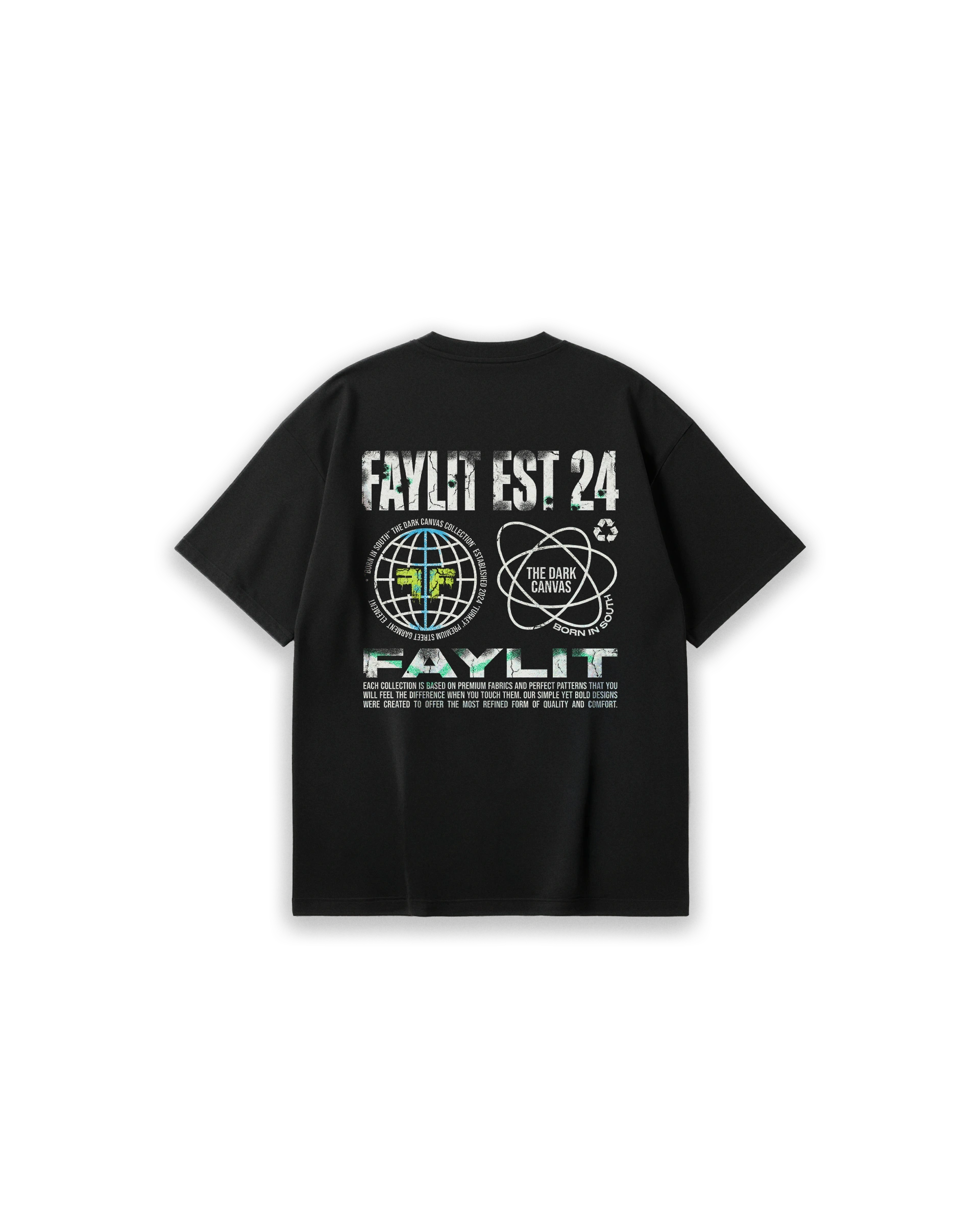 Faylit marka siyah oversize tişörtün, endüstriyel ve fütüristik detaylar içeren arka yüz tasarımı. Sırtta büyük eskitme fontlarla yazılmış 'FAYLIT EST 24' ibaresi, yeşil renk geçişlerine sahip stilize edilmiş bir dünya küresi ve atom sembolü ile tamamlanmış. Tasarımda 'The Dark Canvas' koleksiyon ismi, geri dönüşüm ikonu ve alt kısımda markanın kalite manifestosunu içeren tipografik bloklar yer alıyor. Sokak modasına uygun grafik baskı, siyah zemin üzerinde beyaz ve neon yeşil dokunuşlarla kontrast oluştur.