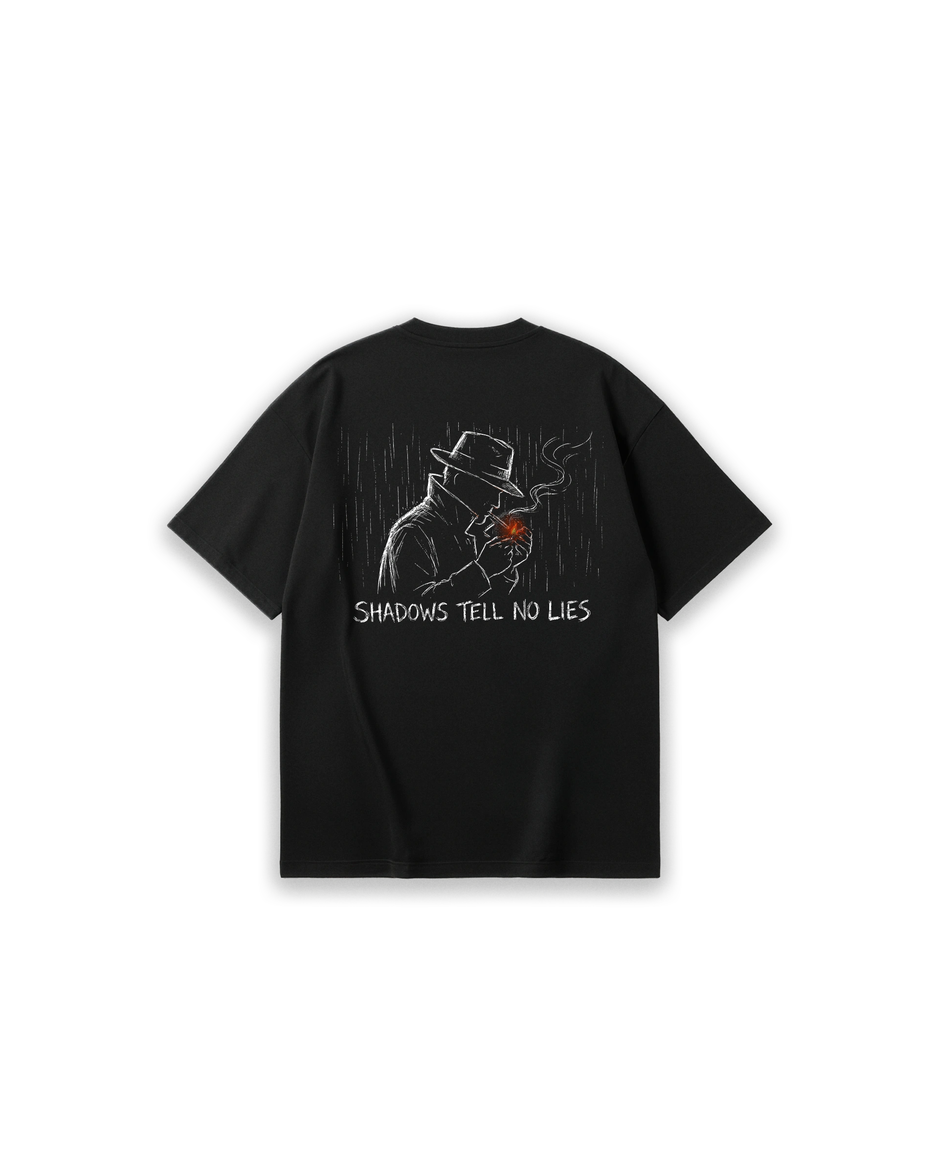 Faylit Film Noir siyah oversized tişörtün arka yüzü. Sırtta yağmur altında sigarasını yakan, fötr şapkalı ve pardösülü gizemli bir dedektif silüeti. Siyah üzerine beyaz çizgisel (sketch) stiliyle işlenmiş çizim, sigara ucundaki turuncu ateş detayı ve "SHADOWS TELL NO LIES" yazısı ile tamamlanmış. Sinematik ve gotik havaya sahip rahat kesim unisex t-shirt.