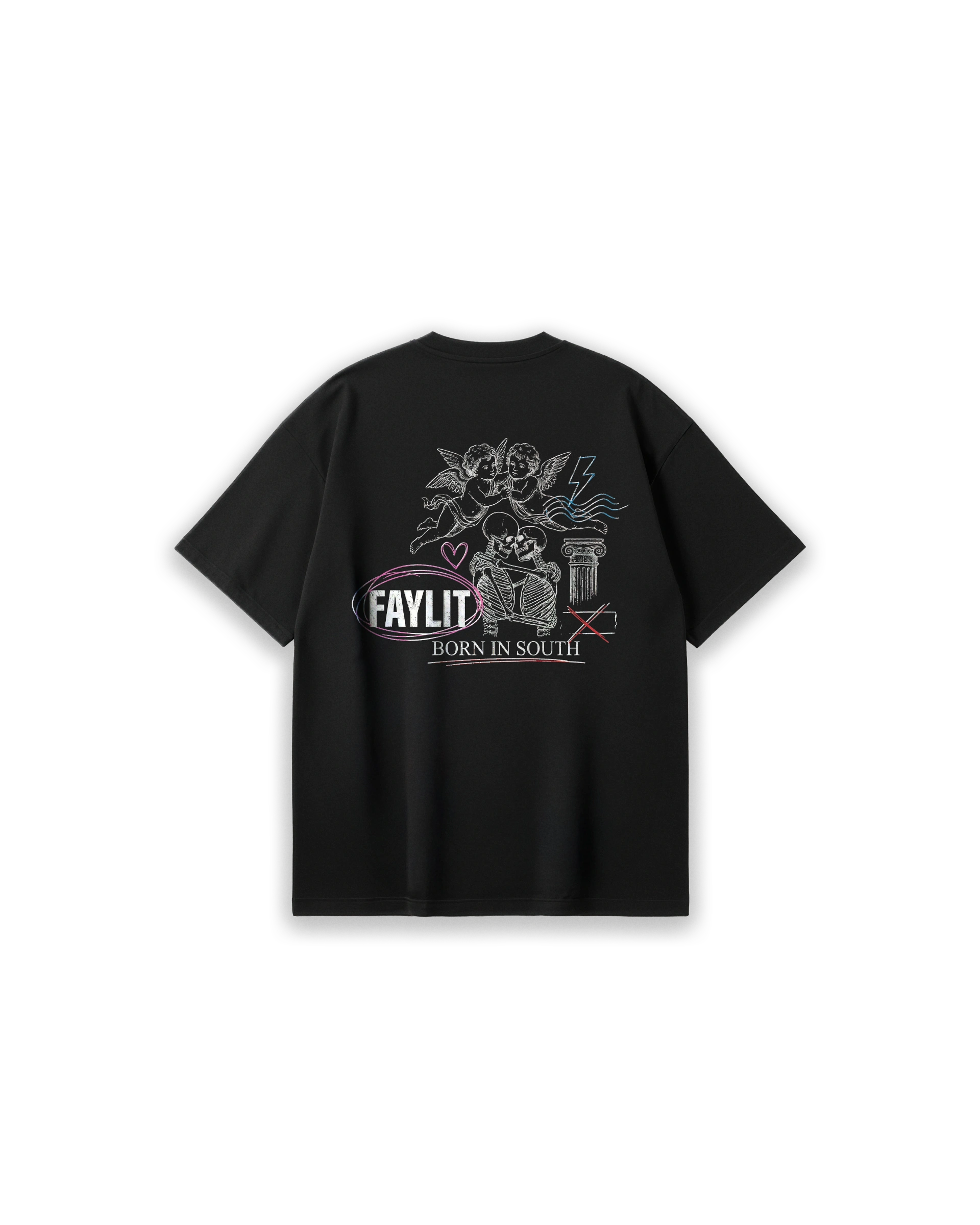 Faylit marka siyah oversize tişörtün arka yüzünde yer alan 'Southern Chaos' temalı grafik baskı tasarımı. Tasarımın üst kısmında birbirine sarılan iki melek figürü, hemen altında ise aynı pozu veren iki iskelet figürü yer alarak yaşam ve ölüm zıtlığını vurguluyor. Sol tarafta pembe karalama efektiyle çerçevelenmiş 'FAYLIT' logosu, sağda mavi bir şimşek ikonu ve antik sütun çizimi bulunuyor. Alt kısımda 'BORN IN SOUTH' sloganı ve kırmızı bir 'X' işareti ile tamamlanan bu grunge tasarım.