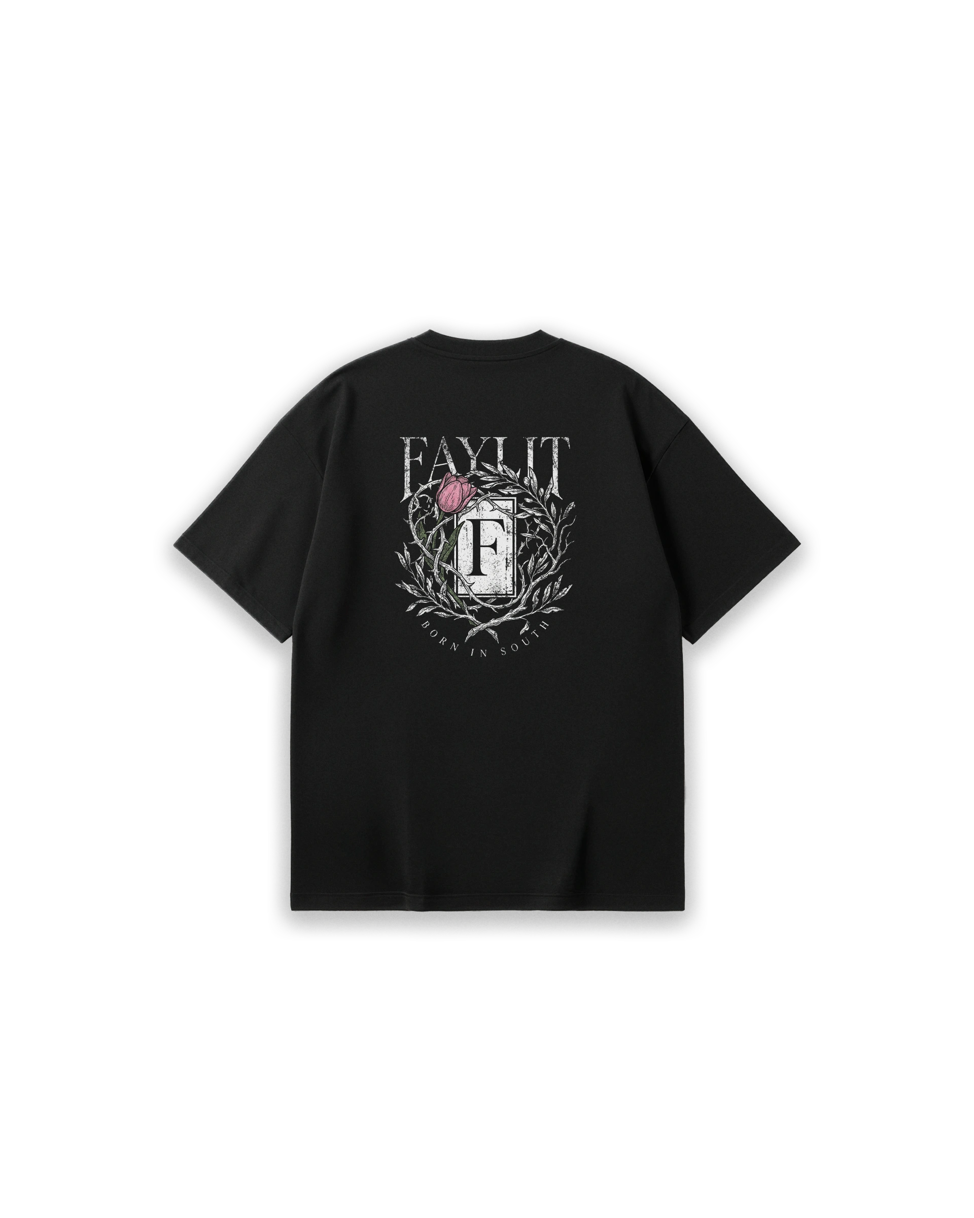 Faylit marka siyah oversize tişörtün arka yüzünde yer alan romantik ve gotik esintili 'Southern Tulip' grafik baskı detayı. Tasarımın merkezinde, dikdörtgen bir çerçeve içinde markayı simgeleyen büyük bir 'F' harfi ve bu harfe sarılmış pembe renkli zarif bir lale motifi bulunuyor. Dikenli sarmaşık dallarıyla çevrili bu kompozisyonun üzerinde eskitme fontla 'FAYLIT', altında ise kavisli olarak yazılmış 'BORN IN SOUTH' sloganı yer alarak vintage bir estetik sunuyor.