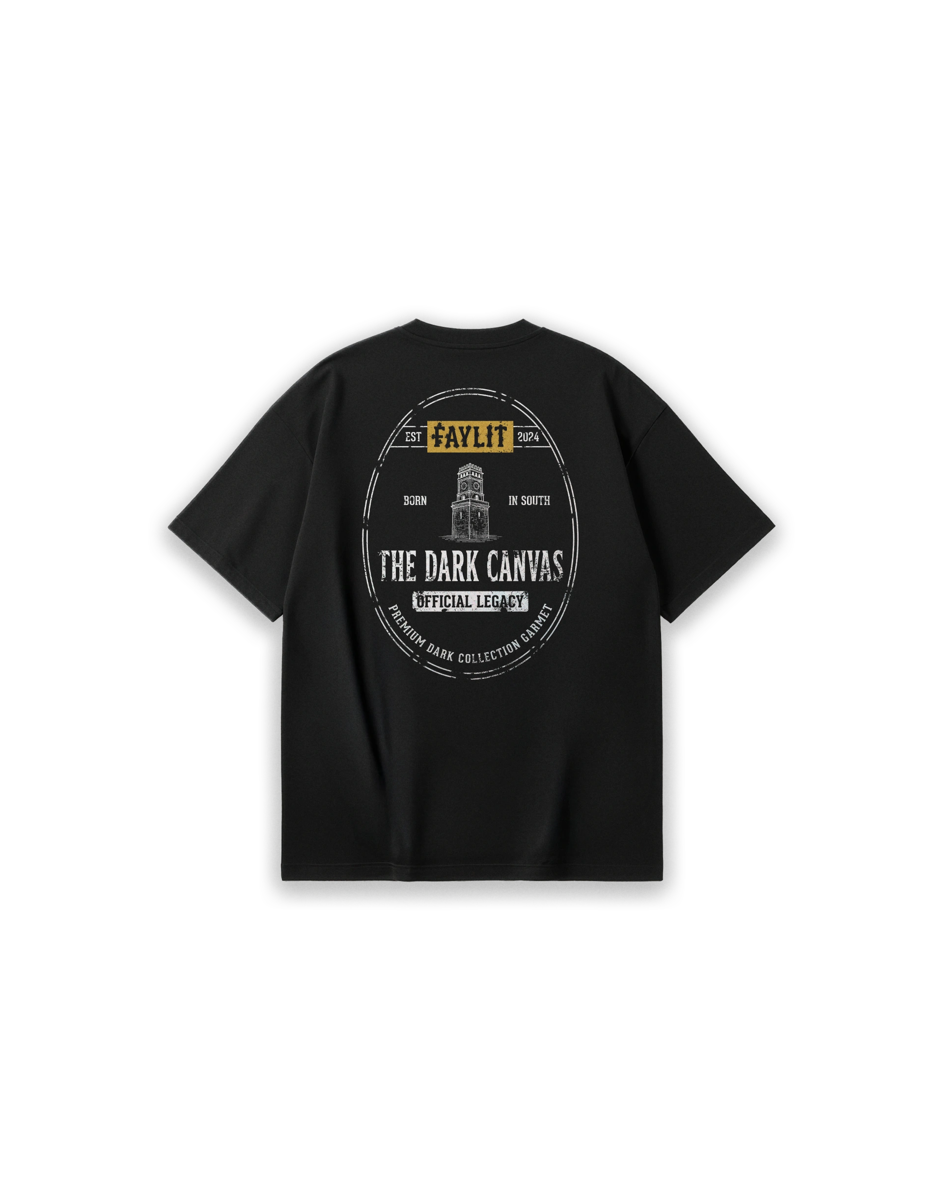 Faylit marka siyah oversize tişörtün arka yüzünü kaplayan 'The Craft' temalı detaylı ve sanatsal grafik baskı. Tasarımın üst kısmında vintage tarzda çizilmiş bir arp enstrümanı, yelkenli bir gemi ve 'The Dark Canvas' kaligrafisi yer alıyor. Merkezde büyük serif fontla 'FAYLIT' markası, altında ise 'Official Legacy Presentation' yazısı ve antik bir vazo illüstrasyonu bulunuyor. Defne yaprakları ve coğrafi koordinatlarla (36°53' N 30°42' E) zenginleştirilen bu tasarım, klasik ve sofistike bir görünüm sunuyor.