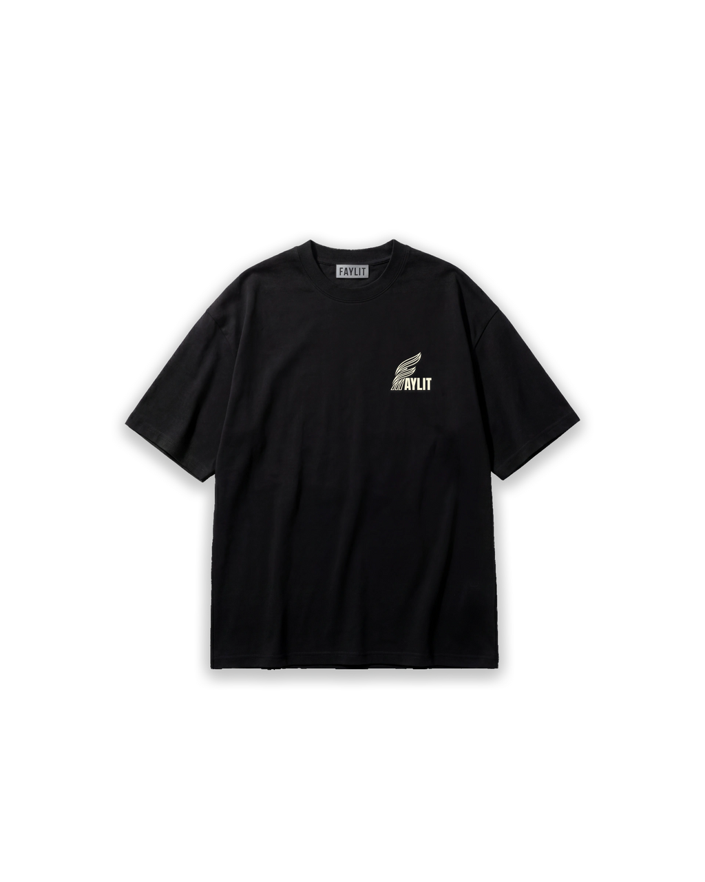 Beyaz zemin üzerinde düz sergilenen Faylit marka siyah oversize tişörtün önden görünümü. Sol göğüs kısmında latte rengi, kanat formunda stilize edilmiş minimal bir logo baskısı bulunuyor. Düşük omuzlu, geniş ve rahat kesim (oversized fit) kalıba sahip bu parça, sade sokak modası ve günlük kullanım için tasarlandı.