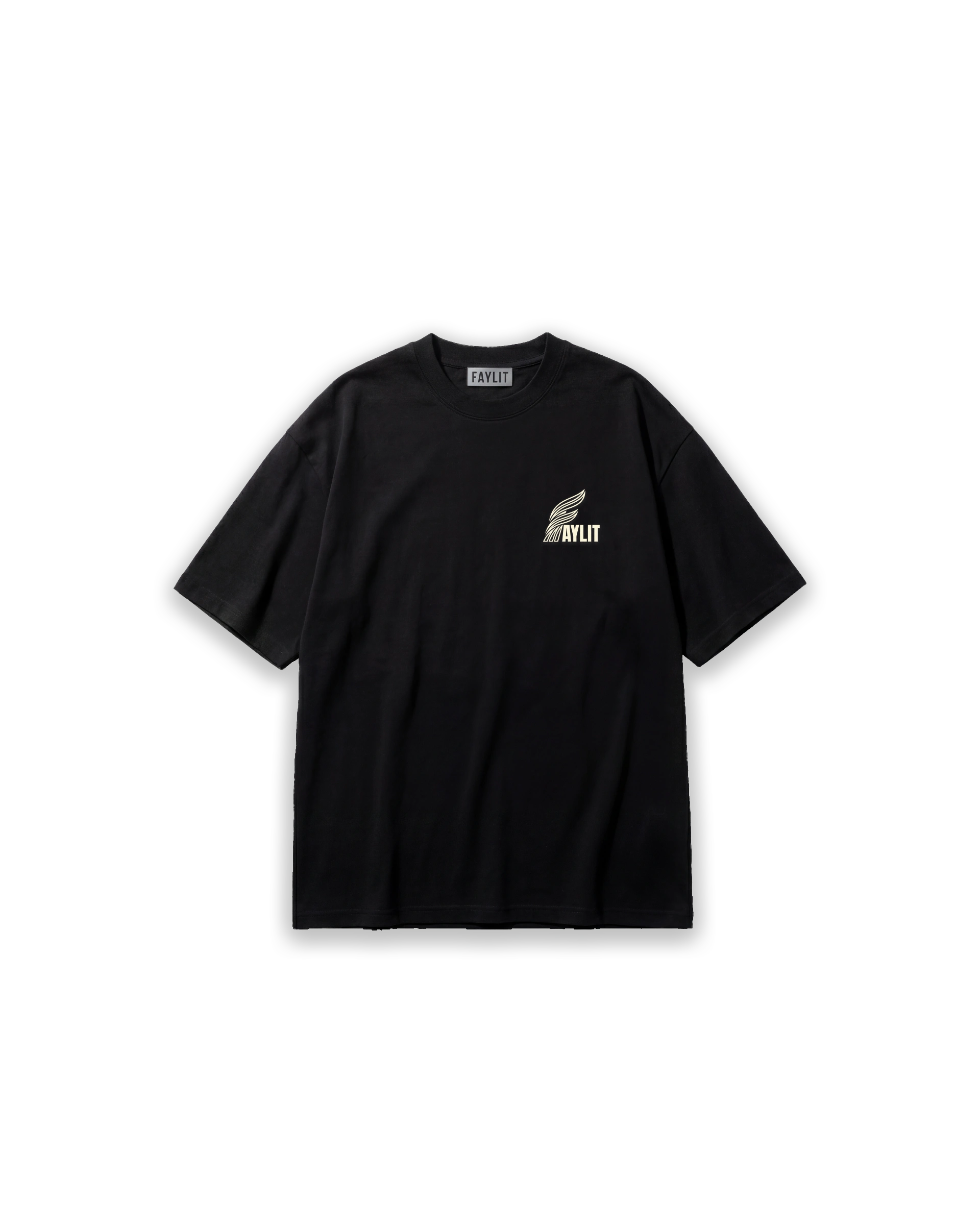 Beyaz zemin üzerinde düz sergilenen Faylit marka siyah oversize tişörtün önden görünümü. Sol göğüs kısmında latte rengi, kanat formunda stilize edilmiş minimal bir logo baskısı bulunuyor. Düşük omuzlu, geniş ve rahat kesim (oversized fit) kalıba sahip bu parça, sade sokak modası ve günlük kullanım için tasarlandı.