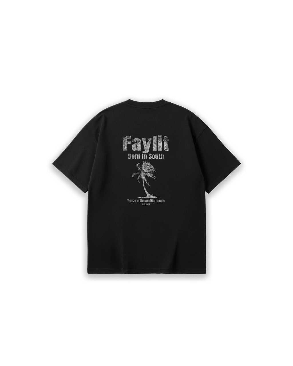 Faylit marka siyah oversize tişörtün arka yüzünü kaplayan vintage ve grunge estetikli grafik baskı. Tasarımın odağında, eskitme dokulu beyaz renkte rüzgarda sallanan bir palmiye ağacı illüstrasyonu bulunuyor. Palmiyenin üzerinde büyük puntolarla 'Faylit Born In South' sloganı, alt kısmında ise 'Breeze of the mediterranean' (Akdeniz esintisi) yazısı ve kuruluş yılı yer alarak markanın güney köklerine vurgu yapıyor.