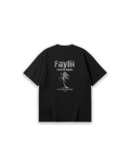 Faylit marka siyah oversize tişörtün arka yüzünü kaplayan vintage ve grunge estetikli grafik baskı. Tasarımın odağında, eskitme dokulu beyaz renkte rüzgarda sallanan bir palmiye ağacı illüstrasyonu bulunuyor. Palmiyenin üzerinde büyük puntolarla 'Faylit Born In South' sloganı, alt kısmında ise 'Breeze of the mediterranean' (Akdeniz esintisi) yazısı ve kuruluş yılı yer alarak markanın güney köklerine vurgu yapıyor.