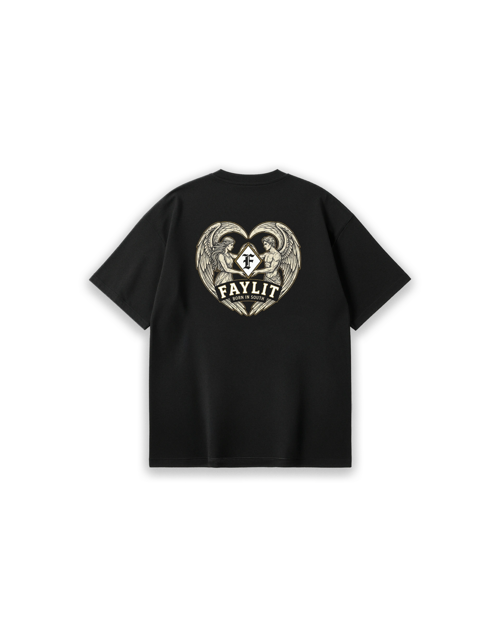 Faylit marka siyah oversize tişörtün arka yüzünde yer alan 'The Vow' temalı romantik ve mitolojik grafik baskı. Tasarımın merkezinde, kanatlarıyla büyük bir kalp formu oluşturan ve birbirine bakan erkek ve kadın melek figürleri betimlenmiş. Figürlerin ortasında markayı simgeleyen 'F' harfli bir kalkan, alt kısımlarında ise şerit üzerine yazılmış 'FAYLIT' ve 'BORN IN SOUTH' ibareleri yer alıyor. Gravür sanatını andıran bu vintage illüstrasyon, siyah kumaş üzerinde krem tonlarıyla zarif bir kontrast.