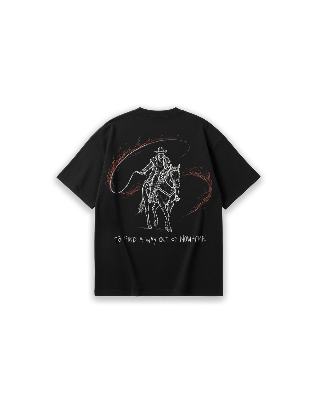 Faylit Whip Of Fire siyah oversized tişörtün arka yüzü. Sırtta at üzerinde ilerleyen ve elindeki uzun kamçıyı savuran bir kovboy (cowboy) illüstrasyonu. Kamçının hareketi, etrafında dönen alevleri andıran kırmızımsı çizgilerle vurgulanmış. Alt kısımda "TO FIND A WAY OUT OF NOWHERE" yazısı yer alıyor. Vahşi Batı (Wild West) estetiğine sahip, beyaz ve kırmızı detaylı çizgisel baskı içeren rahat kesim unisex siyah t-shirt.