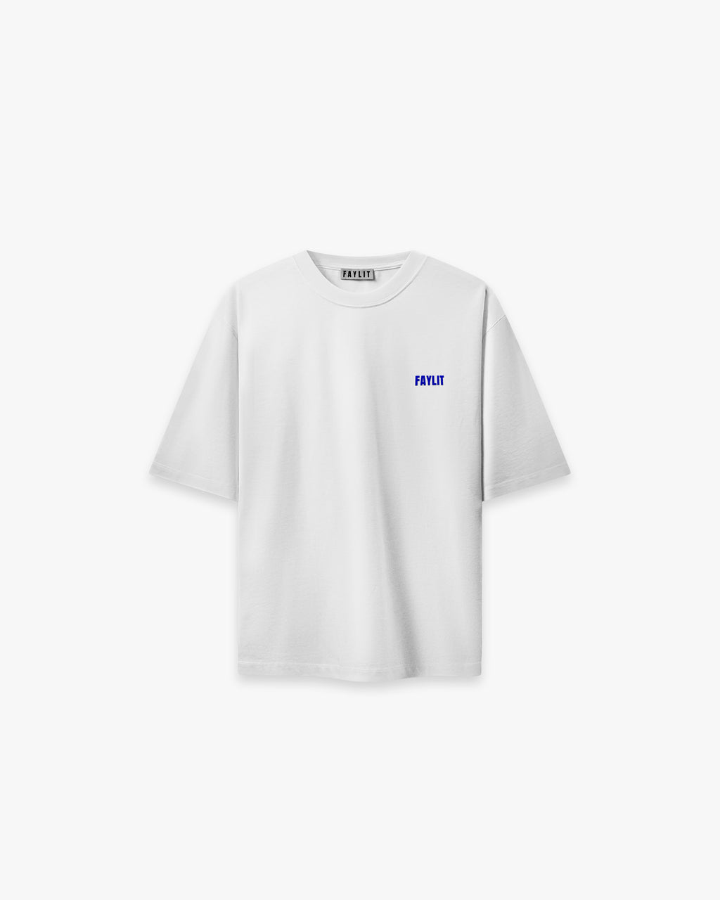 FDNA_04 Oversize Tişört - Faylit Faylit basic Markanın DNA'larını oluşturan Oversize silüet. Ön kısımda flok mavi marka baskısı ile bitirilmiştir. Basic silüet, oversize fit. Kompozisyon %100 Pamuk Optik beyaz Faylit imza fit tam oversize 230 GSM orta ağırlıkta kumaş 4 mevsim kullanılabilir sıkı dokuma yapısı Yüksek elastik yaka ribanası 200 Mikron flok marka baskısı