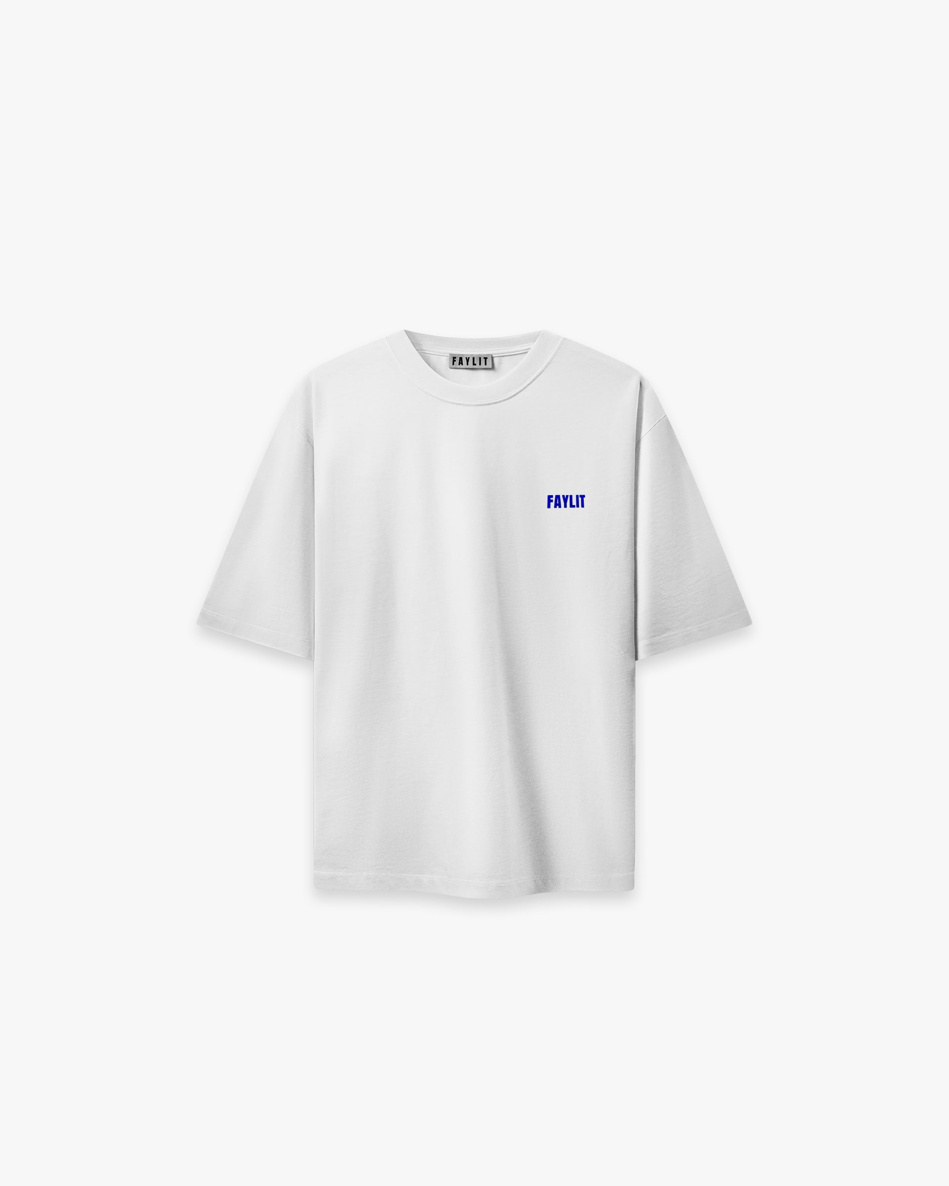 FDNA_04 Oversize Tişört - Faylit Faylit basic Markanın DNA'larını oluşturan Oversize silüet. Ön kısımda flok mavi marka baskısı ile bitirilmiştir. Basic silüet, oversize fit. Kompozisyon %100 Pamuk Optik beyaz Faylit imza fit tam oversize 230 GSM orta ağırlıkta kumaş 4 mevsim kullanılabilir sıkı dokuma yapısı Yüksek elastik yaka ribanası 200 Mikron flok marka baskısı