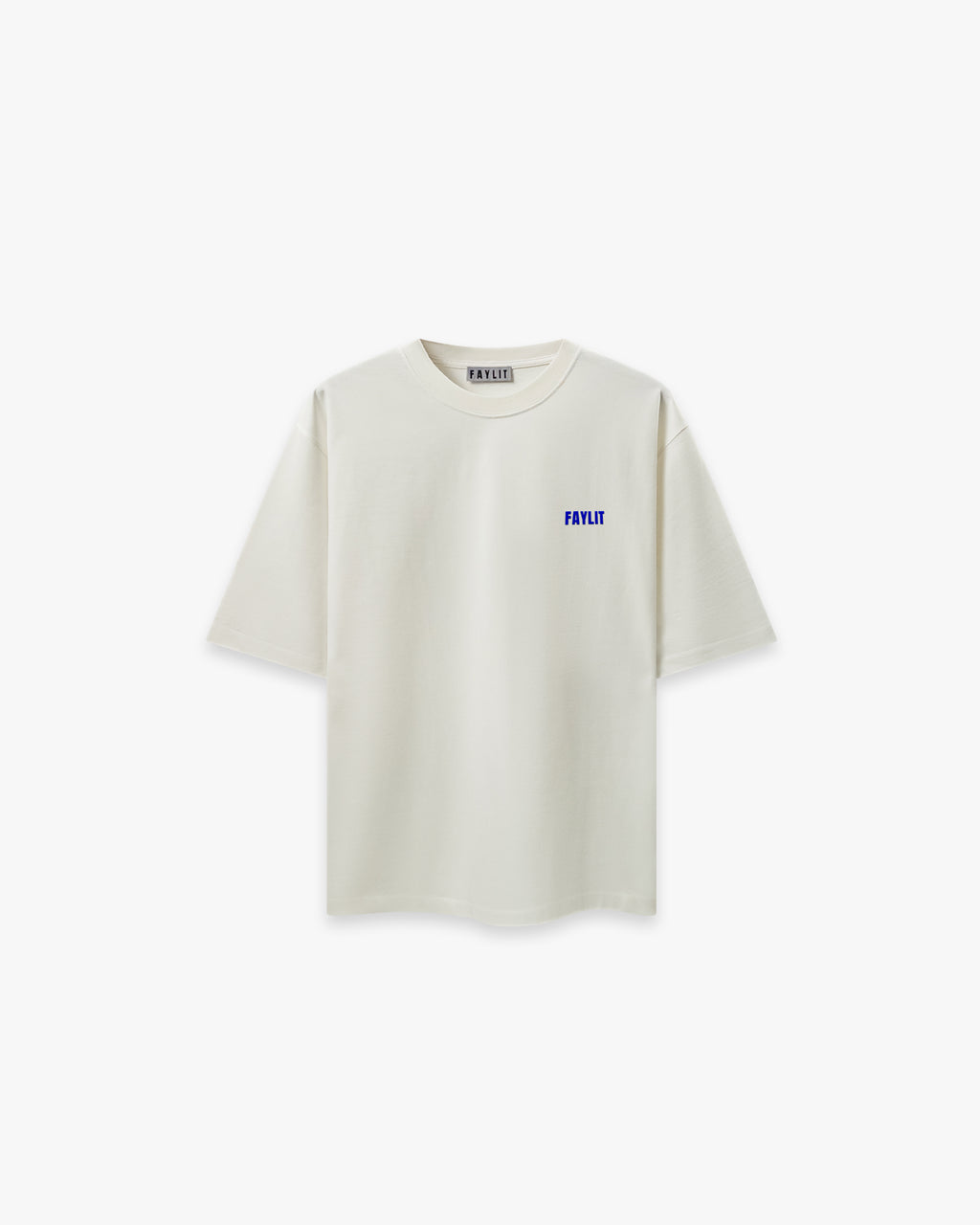 FDNA_05 Oversize Tişört - Faylit Faylit basic Markanın DNA'larını oluşturan Oversize silüet. Ön kısımda mavi flok marka baskısı ile bitirilmiştir. Basic silüet, oversize fit. Kompozisyon %100 Pamuk Off White Faylit imza fit tam oversize 230 GSM orta ağırlıkta kumaş 4 mevsim kullanılabilir sıkı dokuma yapısı Yüksek elastik yaka ribanası 200 Mikron flok marka baskısı