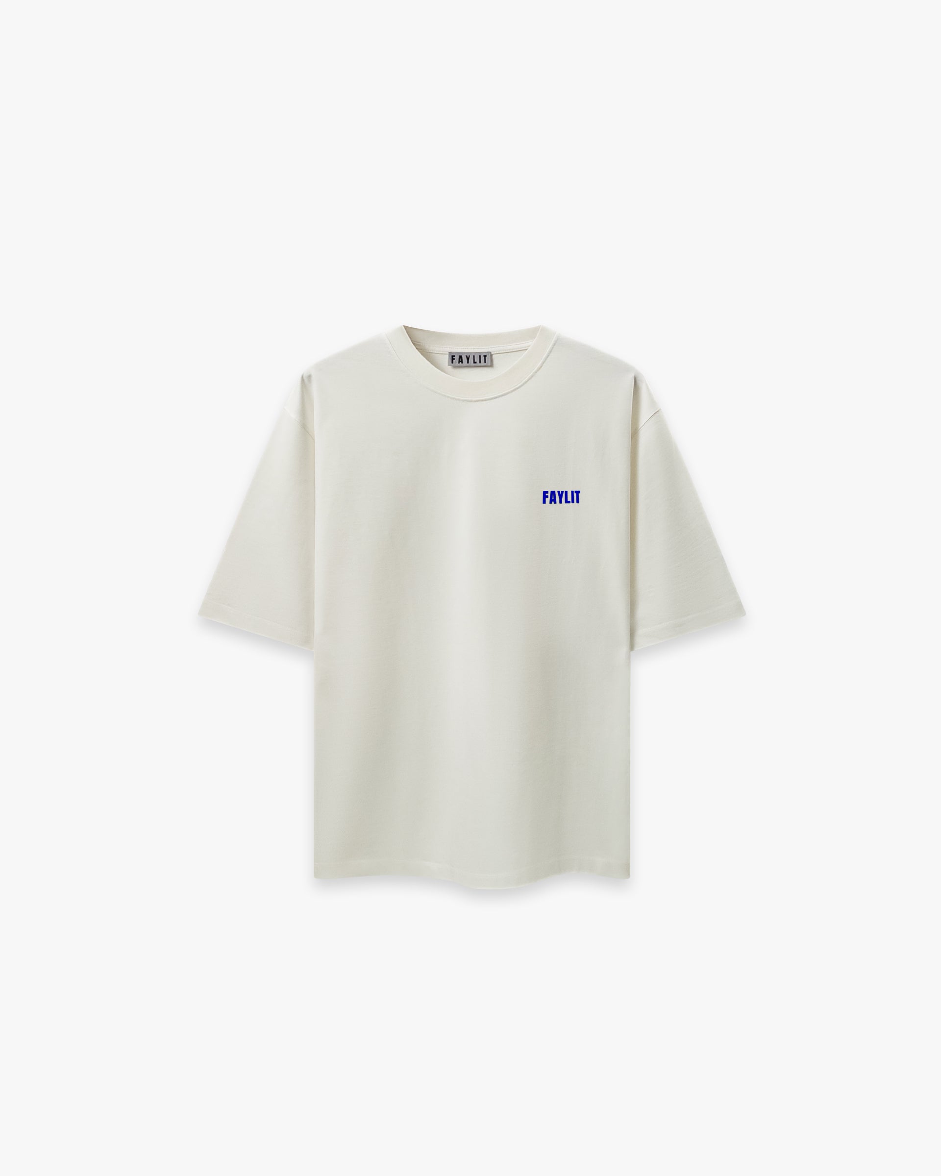 FDNA_05 Oversize Tişört - Faylit Faylit basic Markanın DNA'larını oluşturan Oversize silüet. Ön kısımda mavi flok marka baskısı ile bitirilmiştir. Basic silüet, oversize fit. Kompozisyon %100 Pamuk Off White Faylit imza fit tam oversize 230 GSM orta ağırlıkta kumaş 4 mevsim kullanılabilir sıkı dokuma yapısı Yüksek elastik yaka ribanası 200 Mikron flok marka baskısı